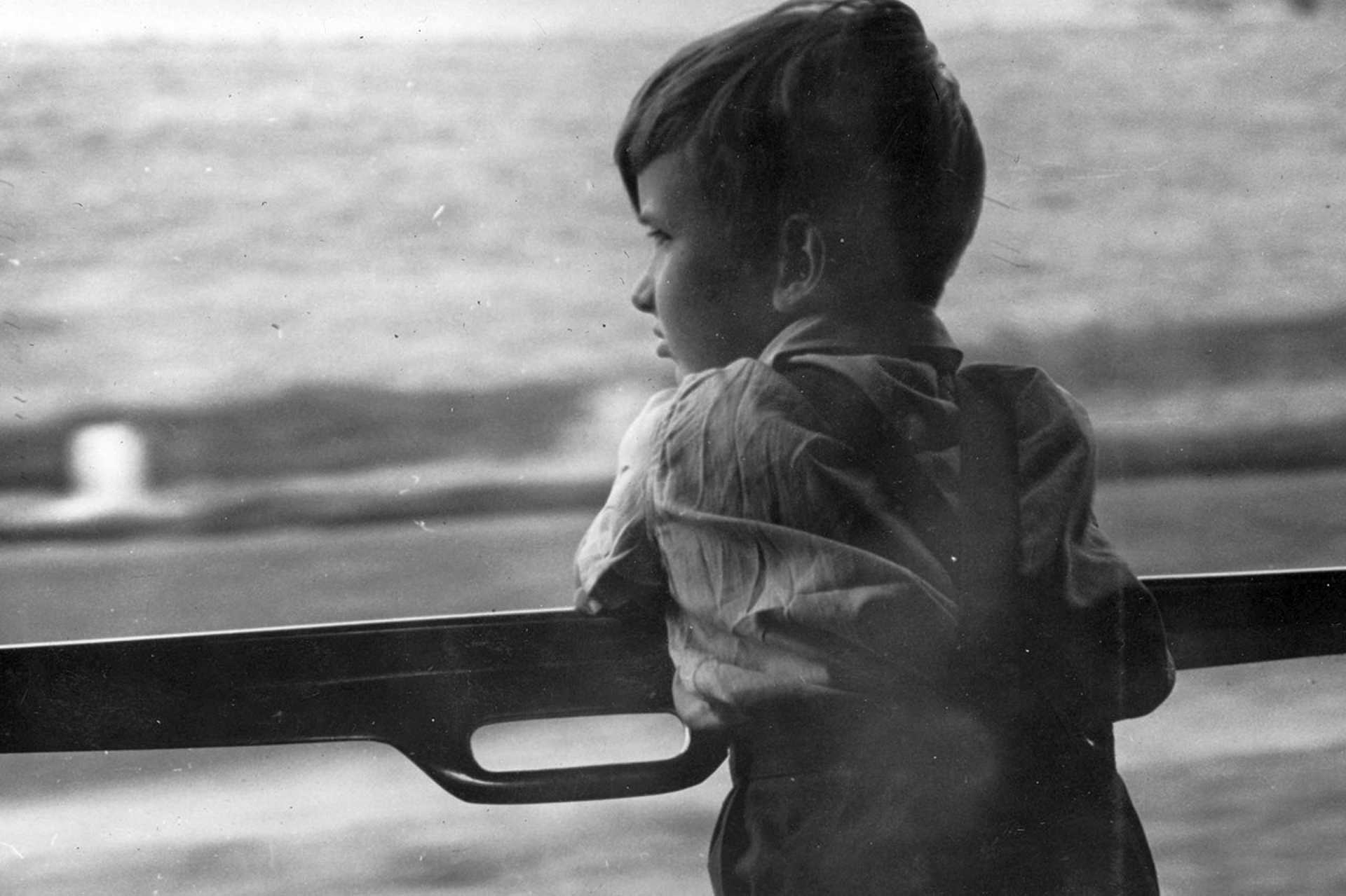 Kisfiú néz ki az ablakból, 1952.