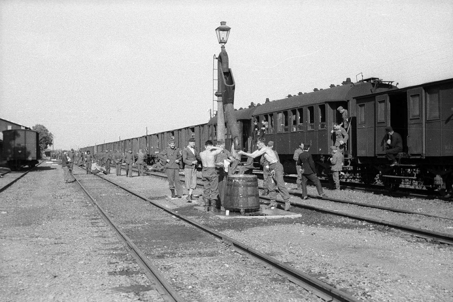 Katonák fürdenek a vonat mellett, 1939.