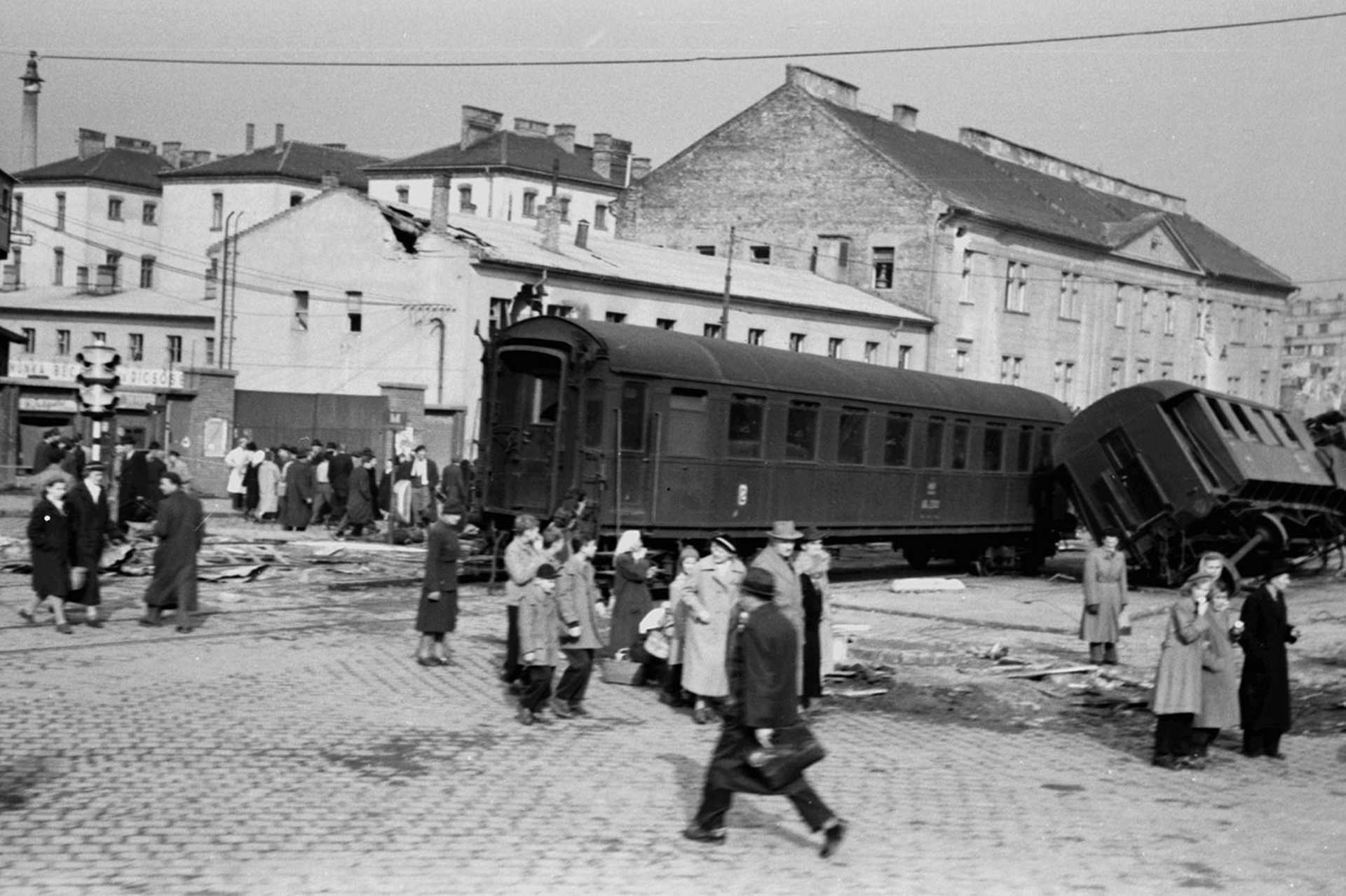 Széna tér, háttérben a Margit körúti egykori fogház épülete, 1956.