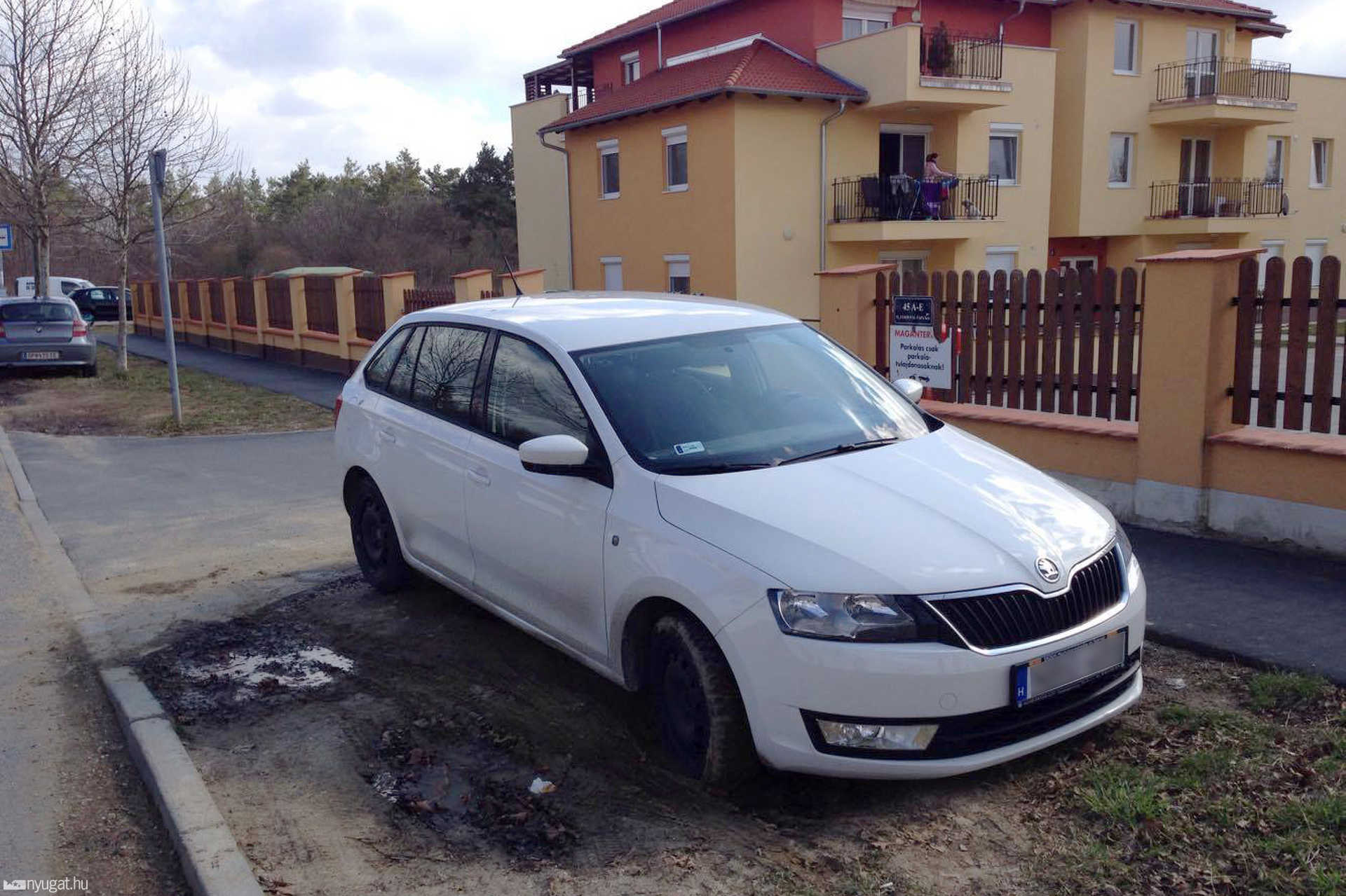 Parkolási gondok a Parkerdő lakóparkban