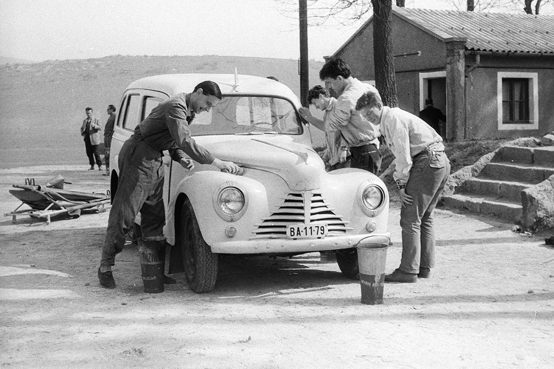 Mentőautóként használt Skoda 1102 karbantartása, 1965.