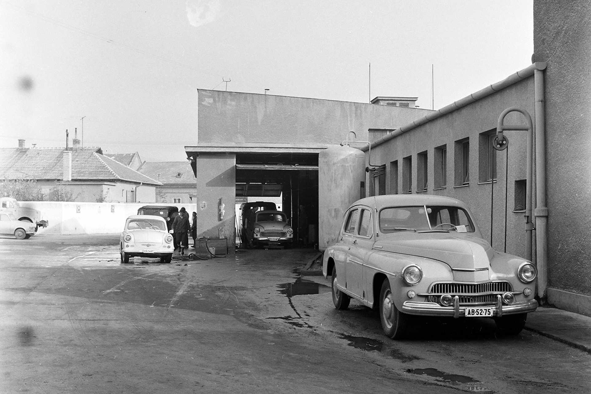 Autómosás régen, 1964.