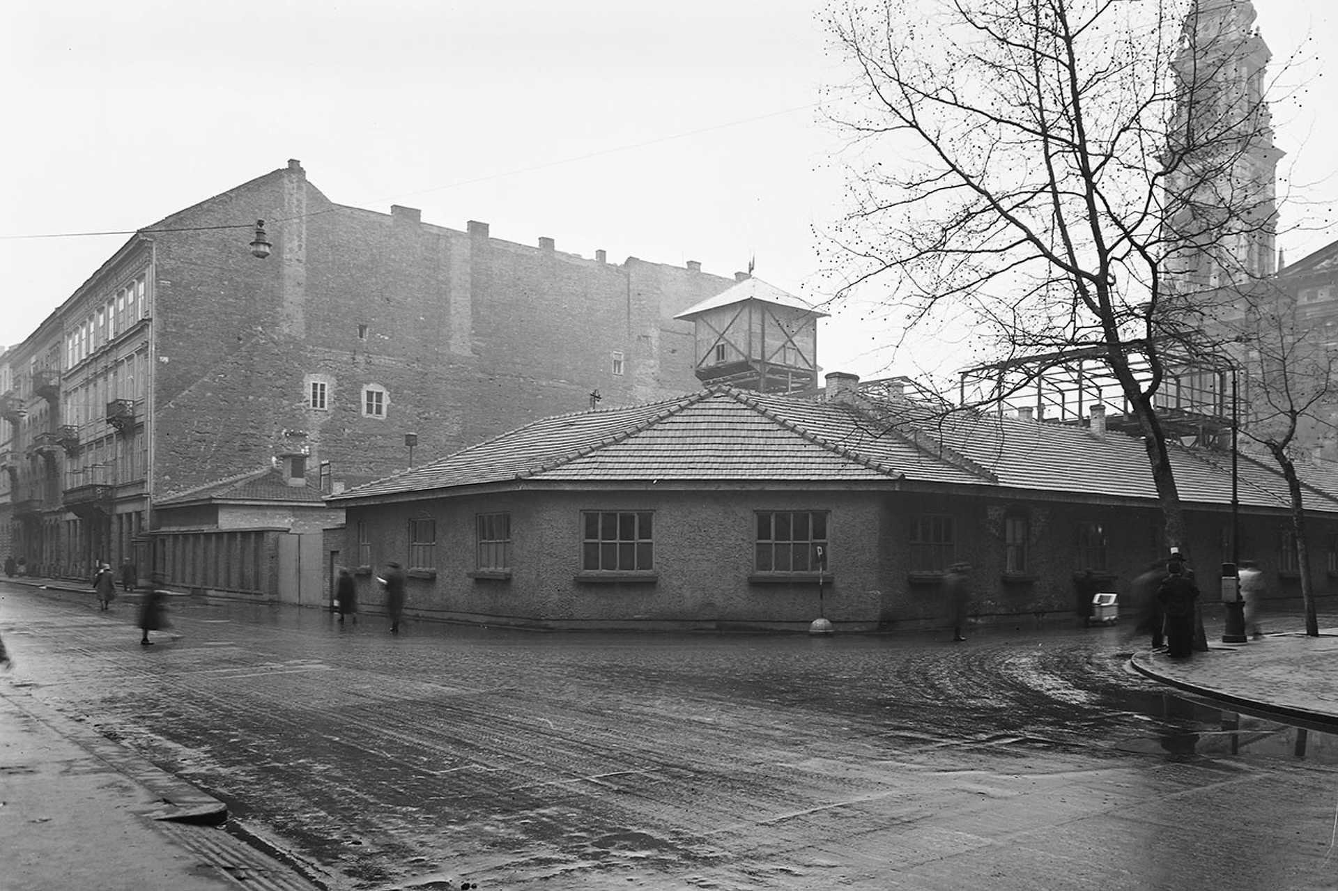 Sas (Guszev) utca - Szent István tér sarok, a metró építési területe a Bazilika előtt, 1952.