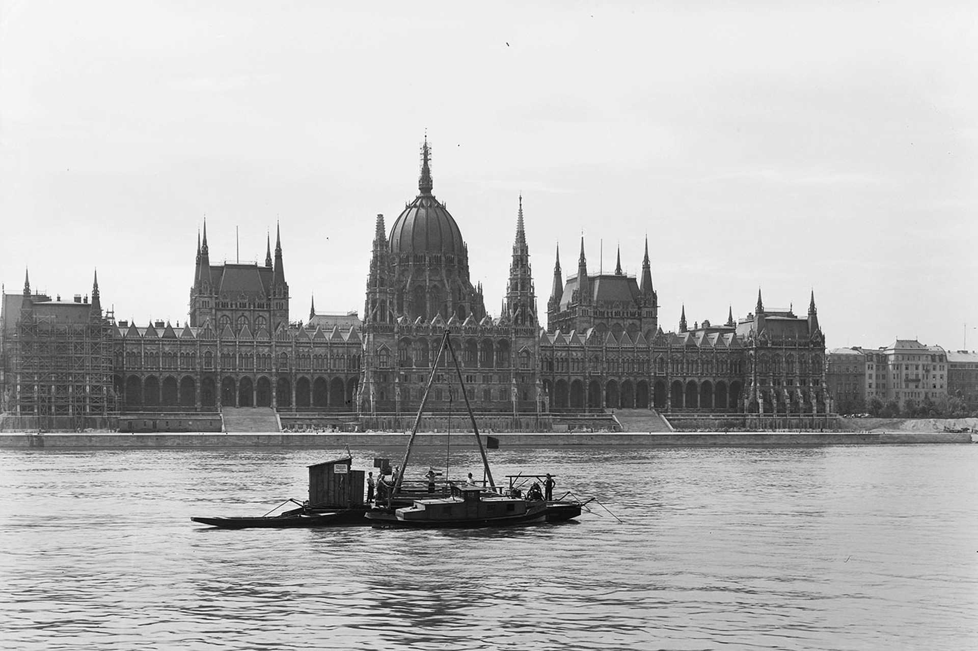 Parlament, az előtérben talajkutató fúrás a metróépítéshez, 1950.