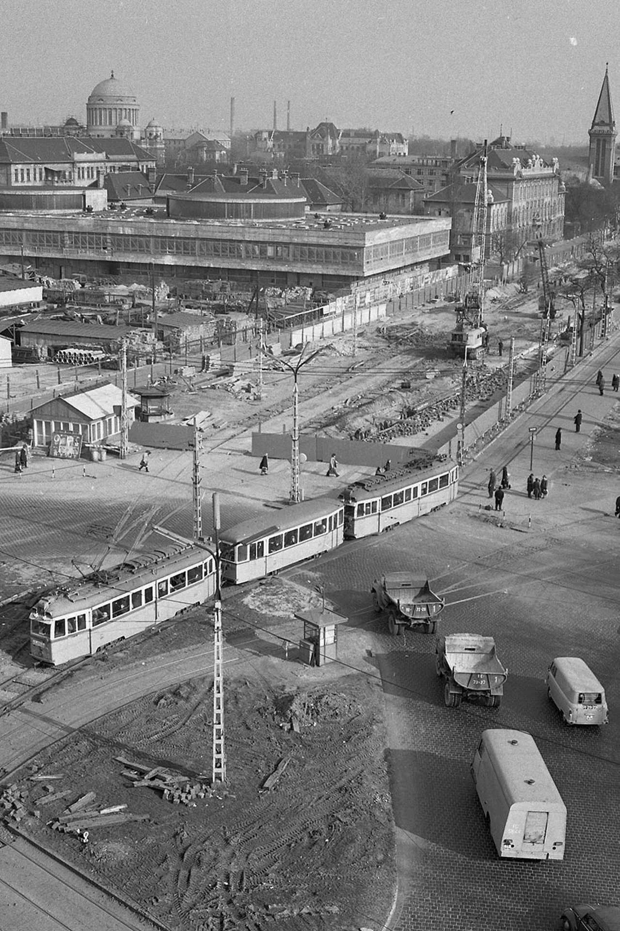 Nagyvárad tér, épül a SOTE (ma Semmelweis Egyetem) Elméleti Tömbje és a 3- as metró, 1974.