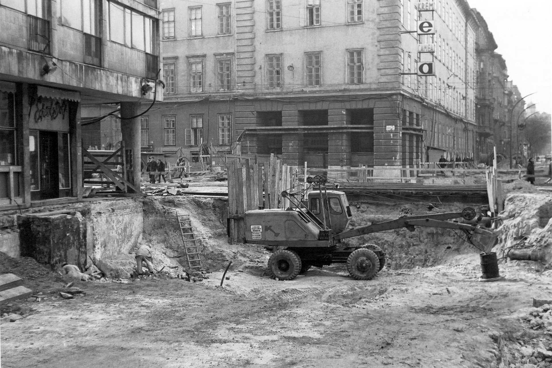 Ferenc körút - Üllői út sarok, aluljáró építése. Szemben az egykori Kilián laktanya épülete, 1970.