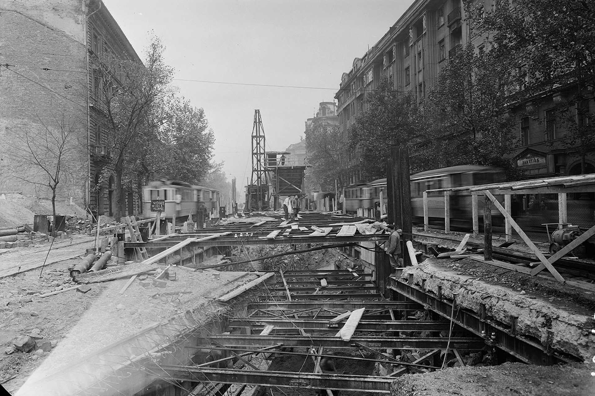 Bajcsy Zsilinszky út a Deák Ferenc tér (Anker köz) felől nézve, 1955.