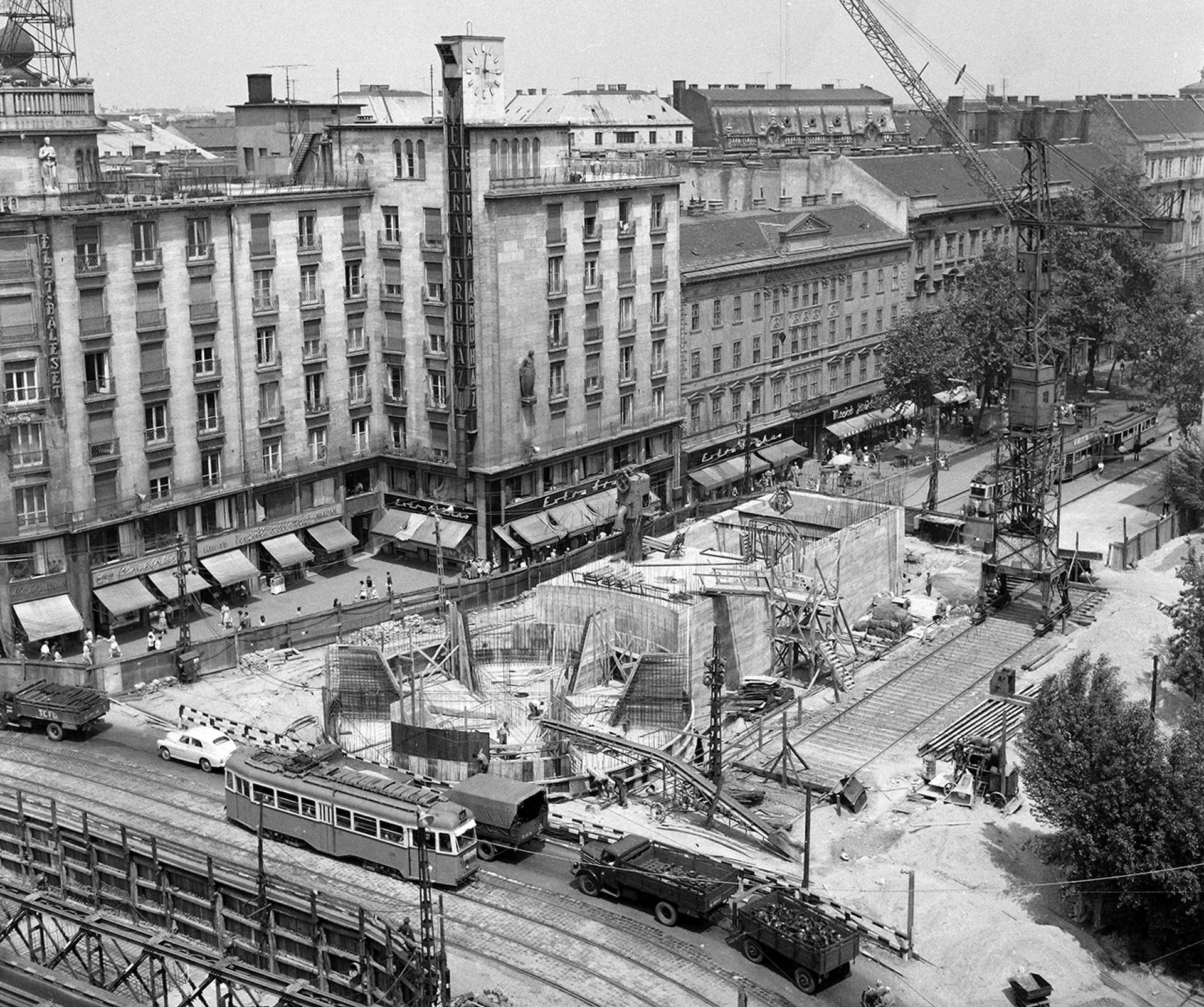 Astoria kereszteződés, metróépítés. Balra az MTA lakóház, az alsó sarokban az aluljáró építésénél felhasznált Zagyva híd, 1963.