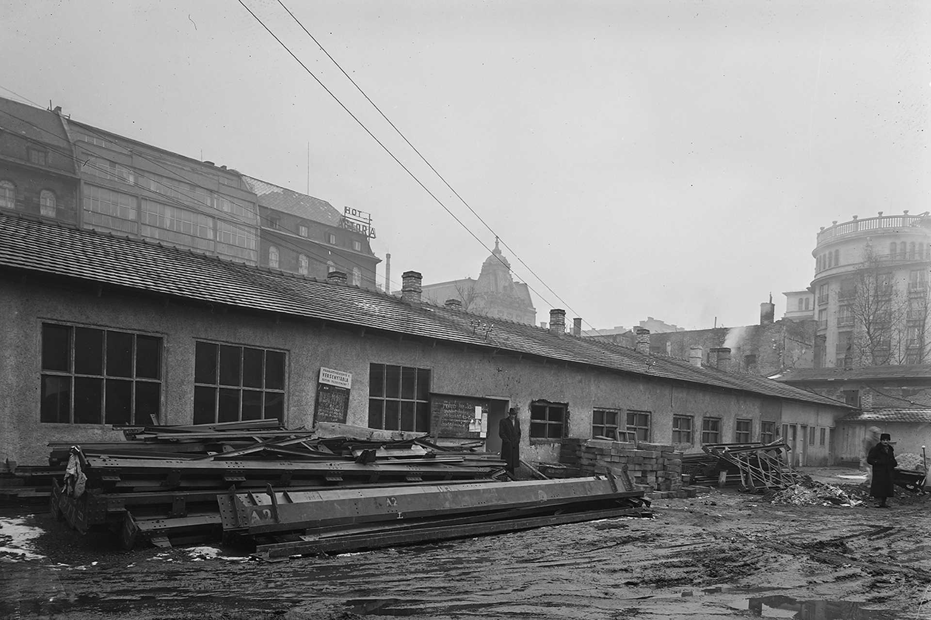 Rákóczi út - Múzeum körút sarok, metró építési terület, 1952.