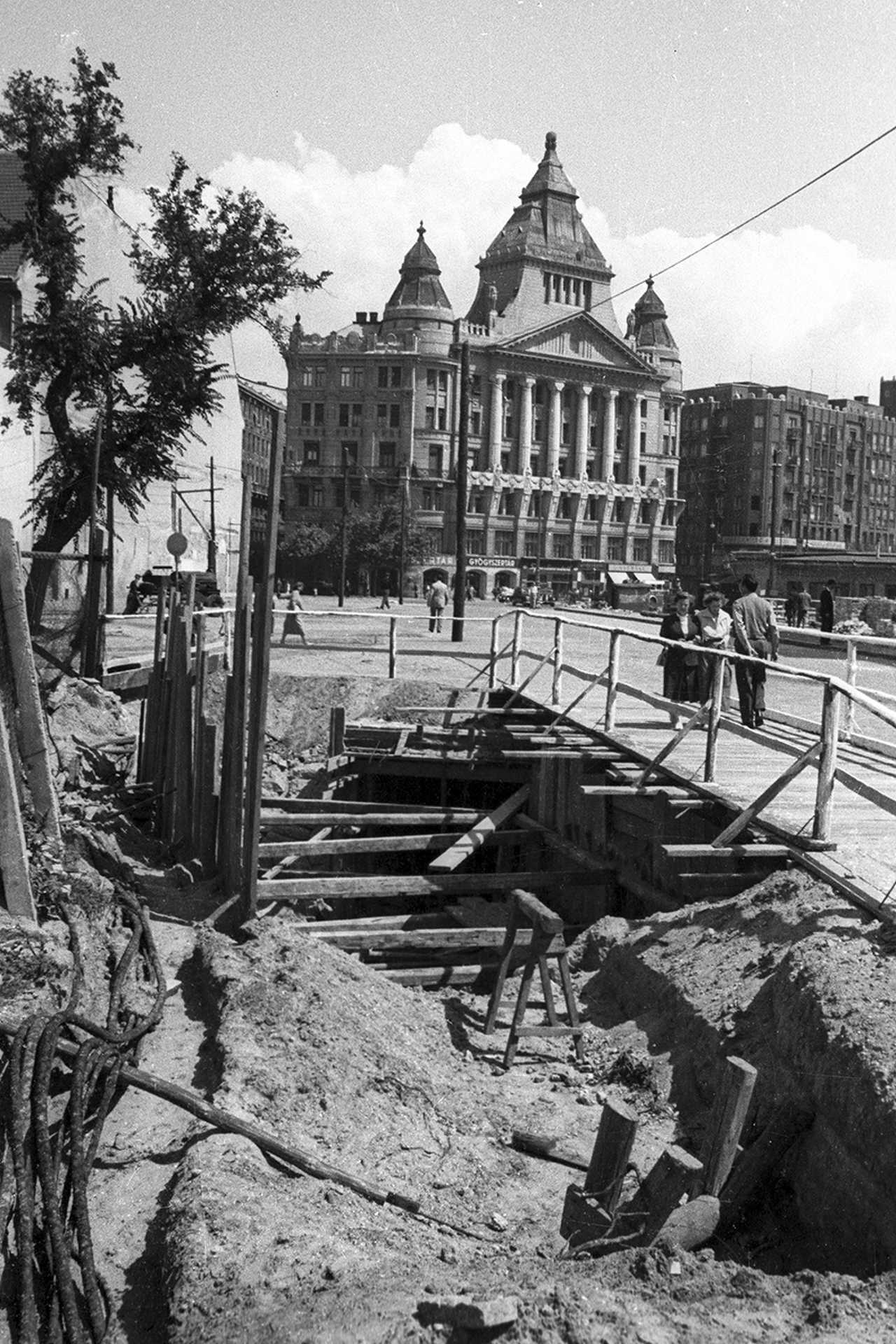 Deák Ferenc tér a Millenniumi Földalatti Vasút állomásának áthelyezésekor, szemben az Anker-ház, 1953.
