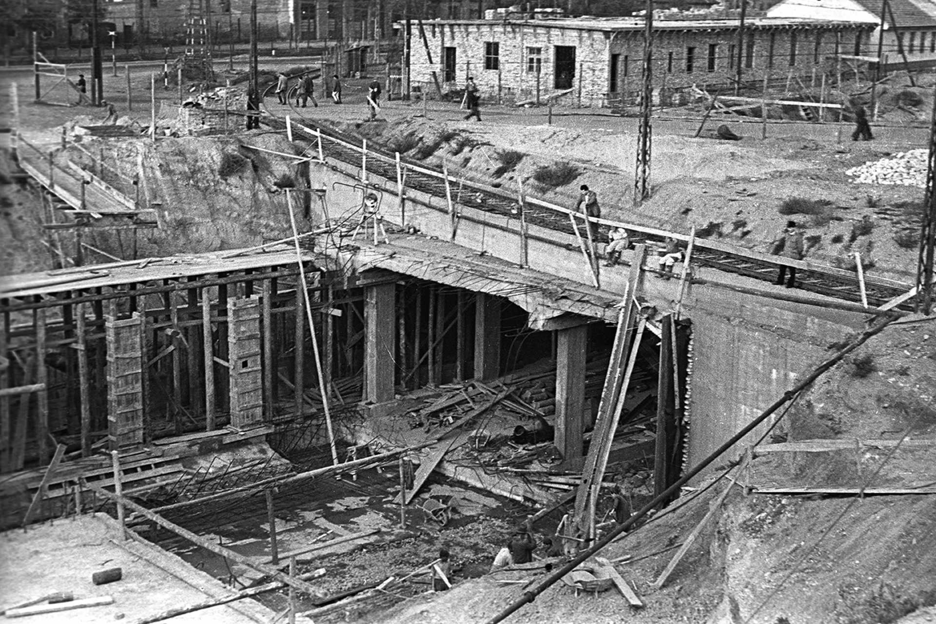 Metró alagút építése az Albertirsai út felől nézve, háttérben a Kerepesi út, 1953.