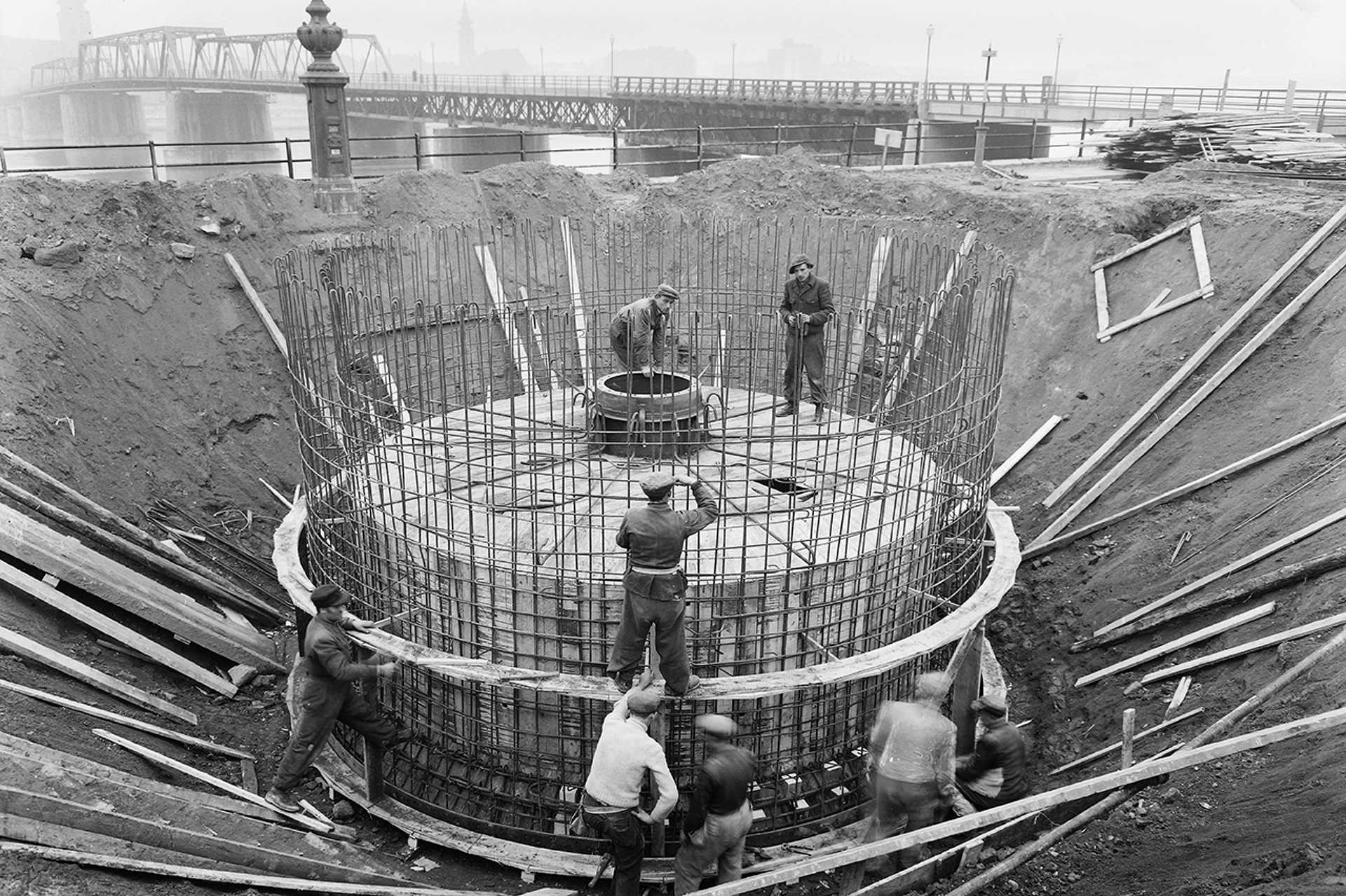 Kossuth Lajos tér, a metró építési területe, háttérben a Kossuth híd, 1951.