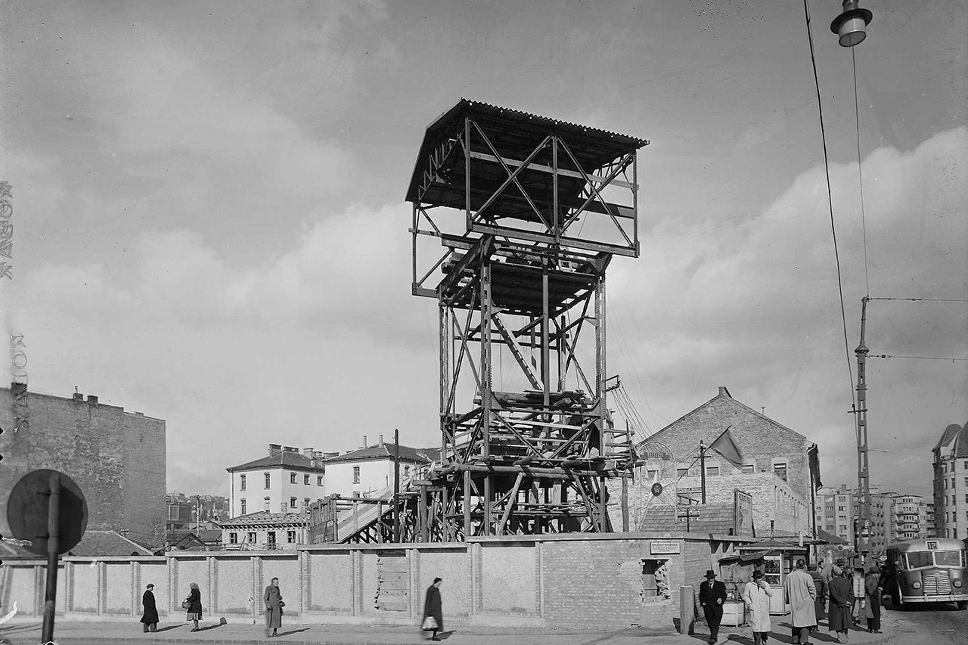 Margit körút (Mártírok útja) - Lövőház utca sarok, a metró építési területe, 1952.