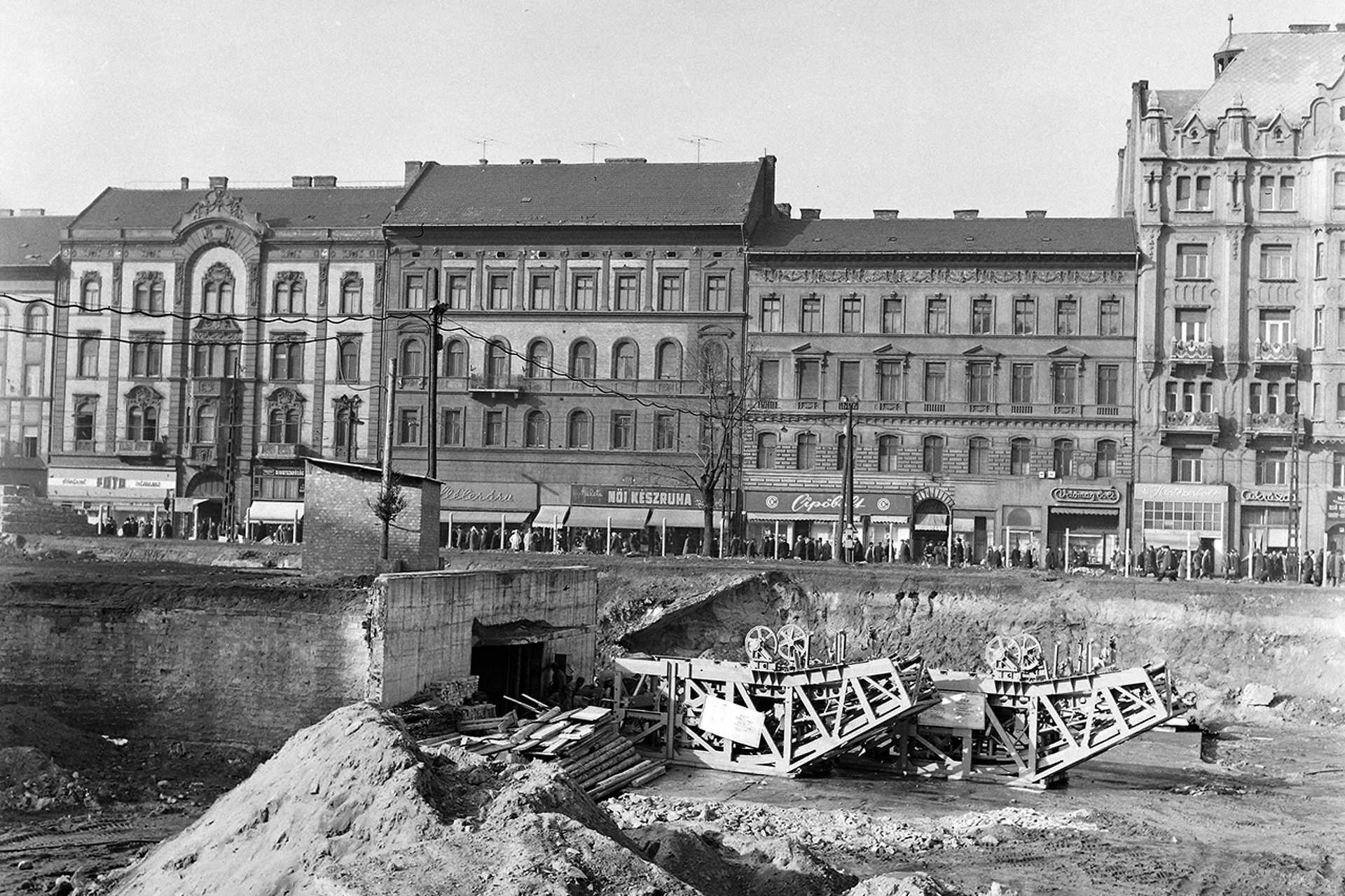 Baross tér, a metró épitési területe, szemben a Thököly út házsora, 1968.