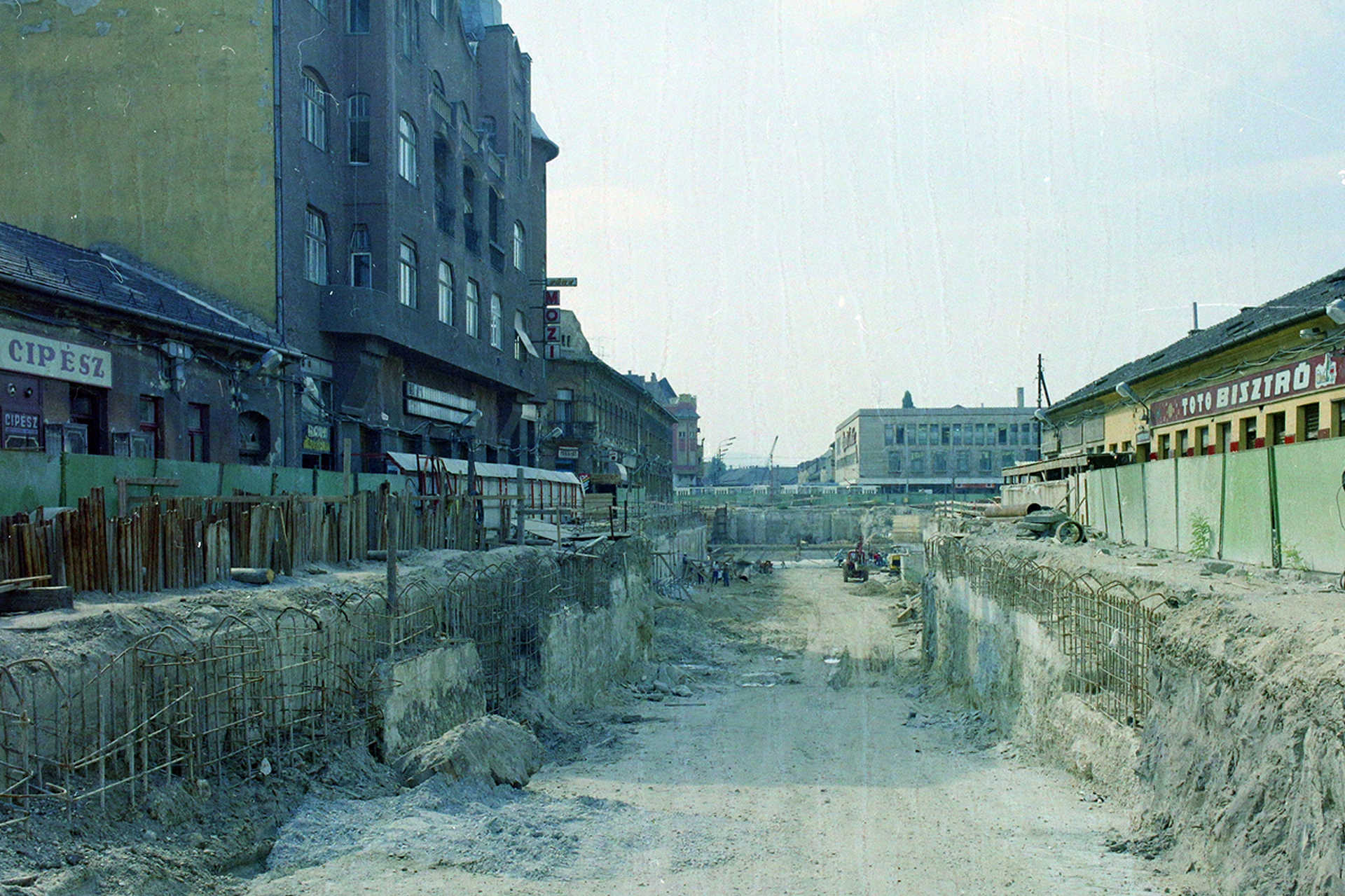 Árpád út a Lebstück Mária utca felől az István (Bajcsy-Zsilinszky) út felé nézve, a metró építési területe, 1987.