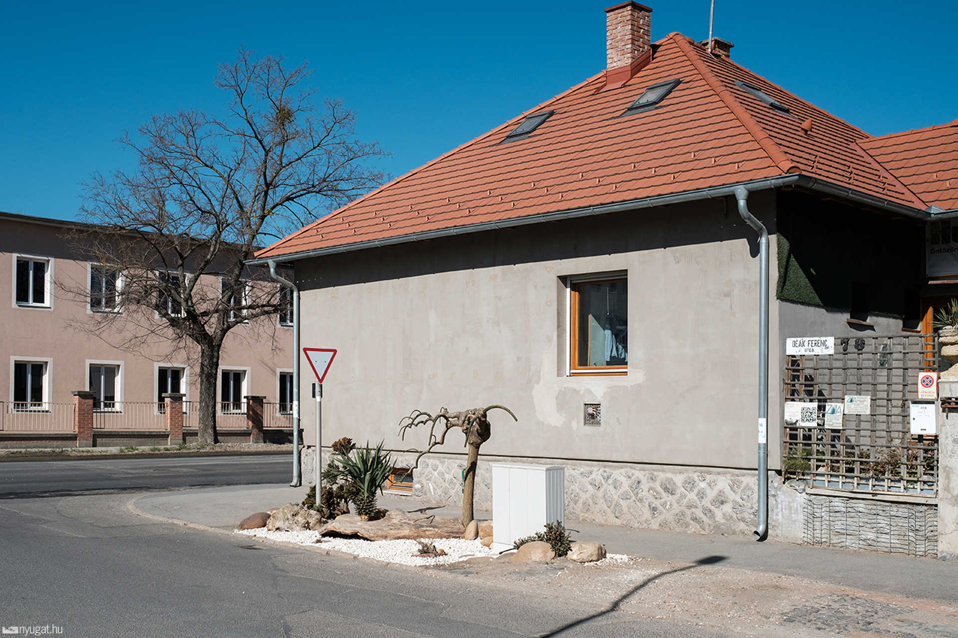 Kiskert a Deák Ferenc utca és Rohonci út sarkán