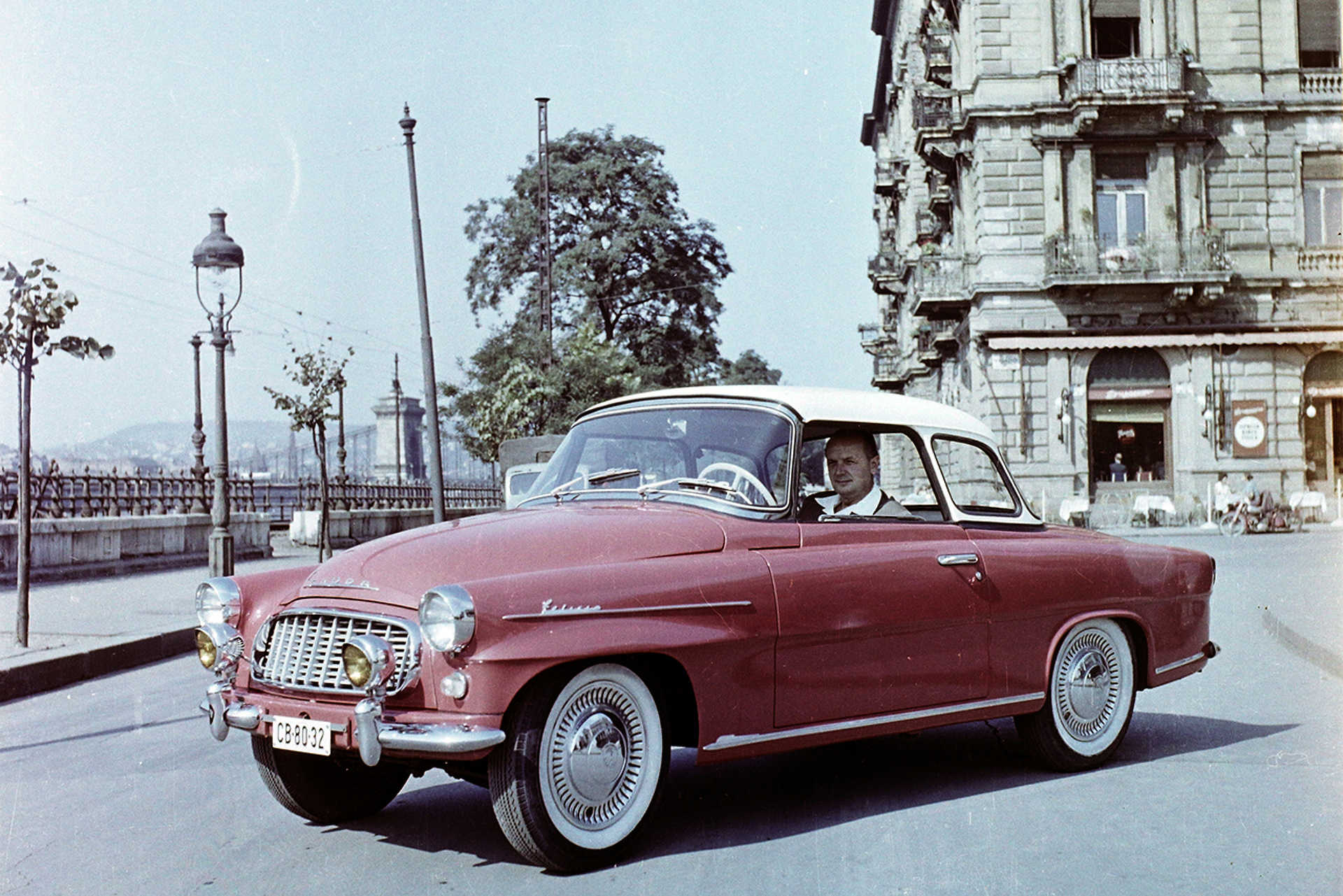 Vigadó tér, háttérben a Lánchíd. Skoda Felicia személygépkocsi, 1961.