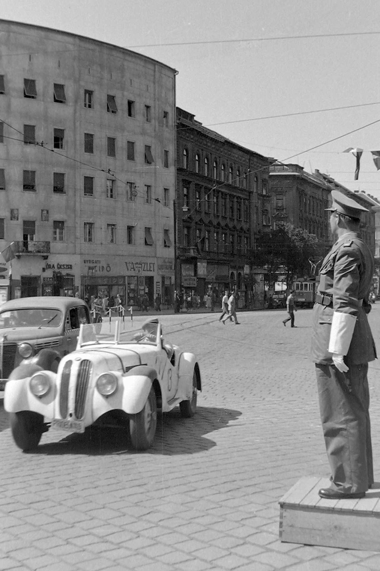  Nyugati (Marx) tér és a Szent István körút házsora. BMW 328-as típusú személygépkocsi, 1949.