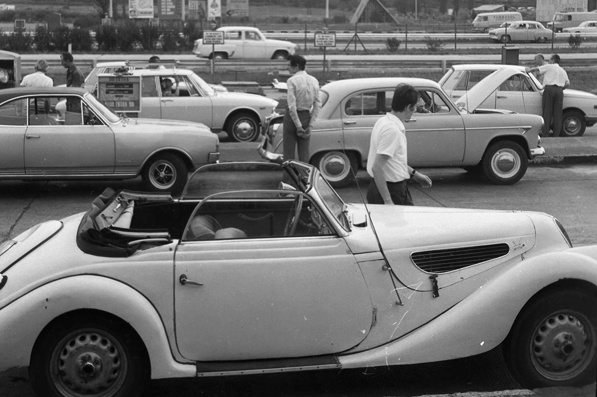 Benzinkút az M7-es autópálya mellett, 1972.