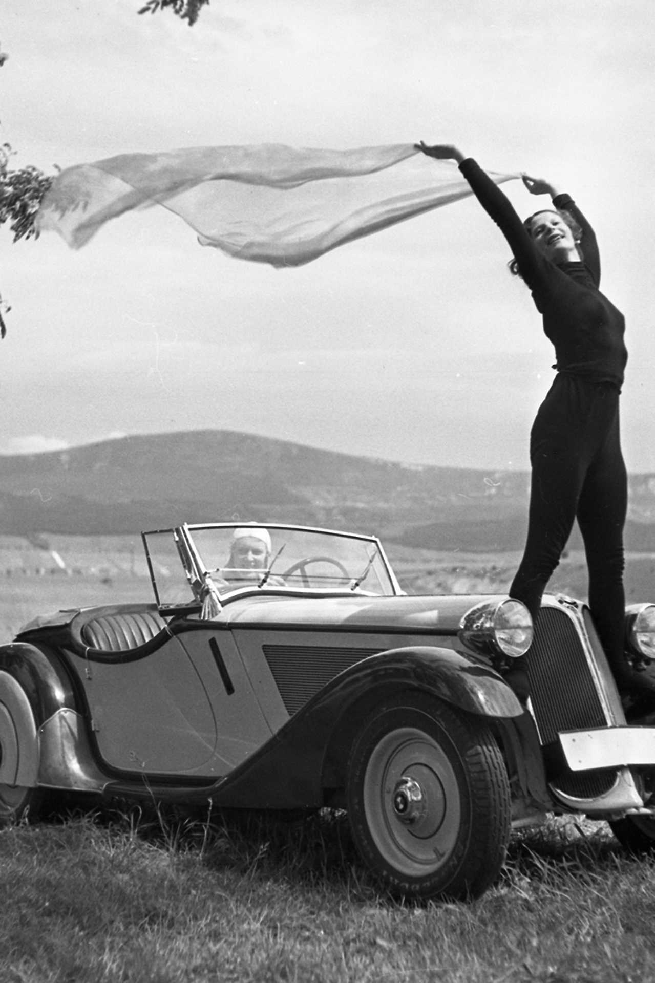 BMW 319 Roadster személygépkocsi. Háttérben a Kevély-hegycsoport egy része, 1936.