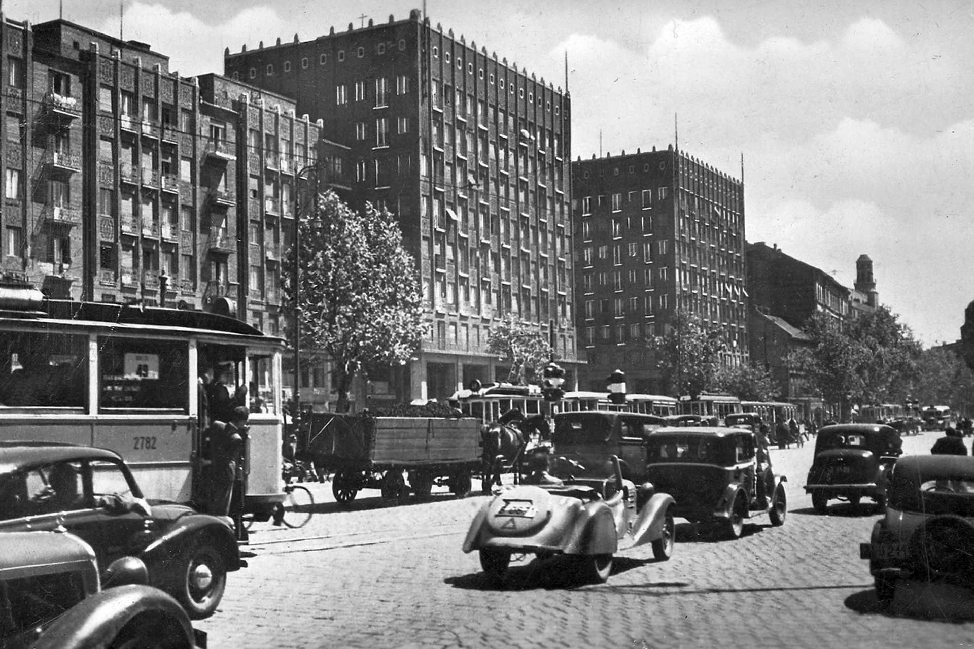 Károly körút (Somogyi Béla út) a Deák Ferenc tér felől a Dohány utca felé nézve, 1947.