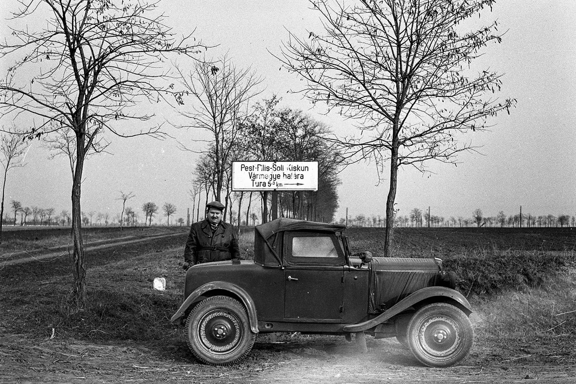 A Hatvan és Tura közötti országút, Heves és Pest-Pilis-Solt-Kiskun vármegye határánál, 1946.