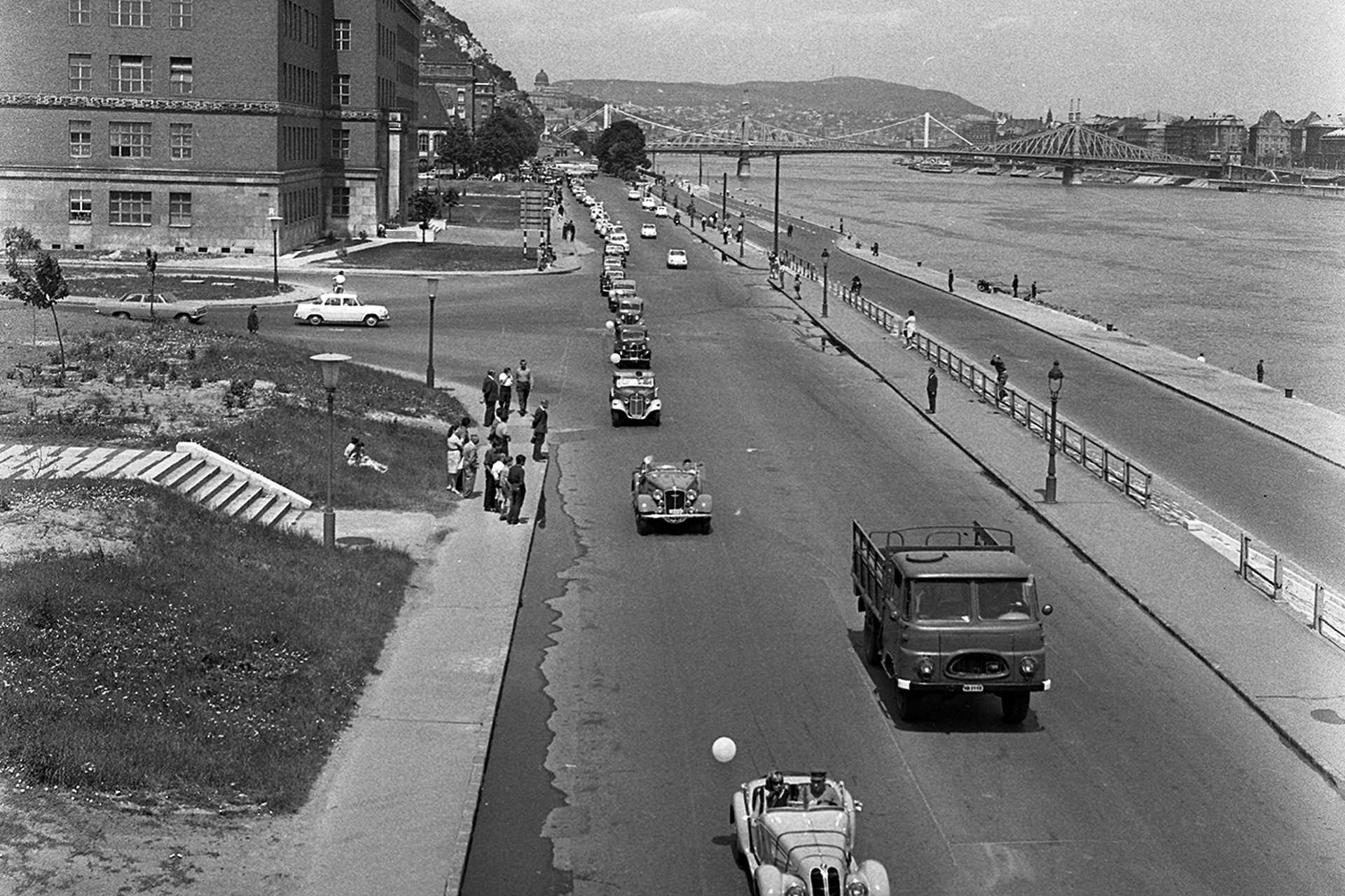 Műegyetem rakpart a Petőfi hídról nézve. Budapesti Közlekedési Napok, gépjárművek felvonulása a FKBT szervezésében, 1969.