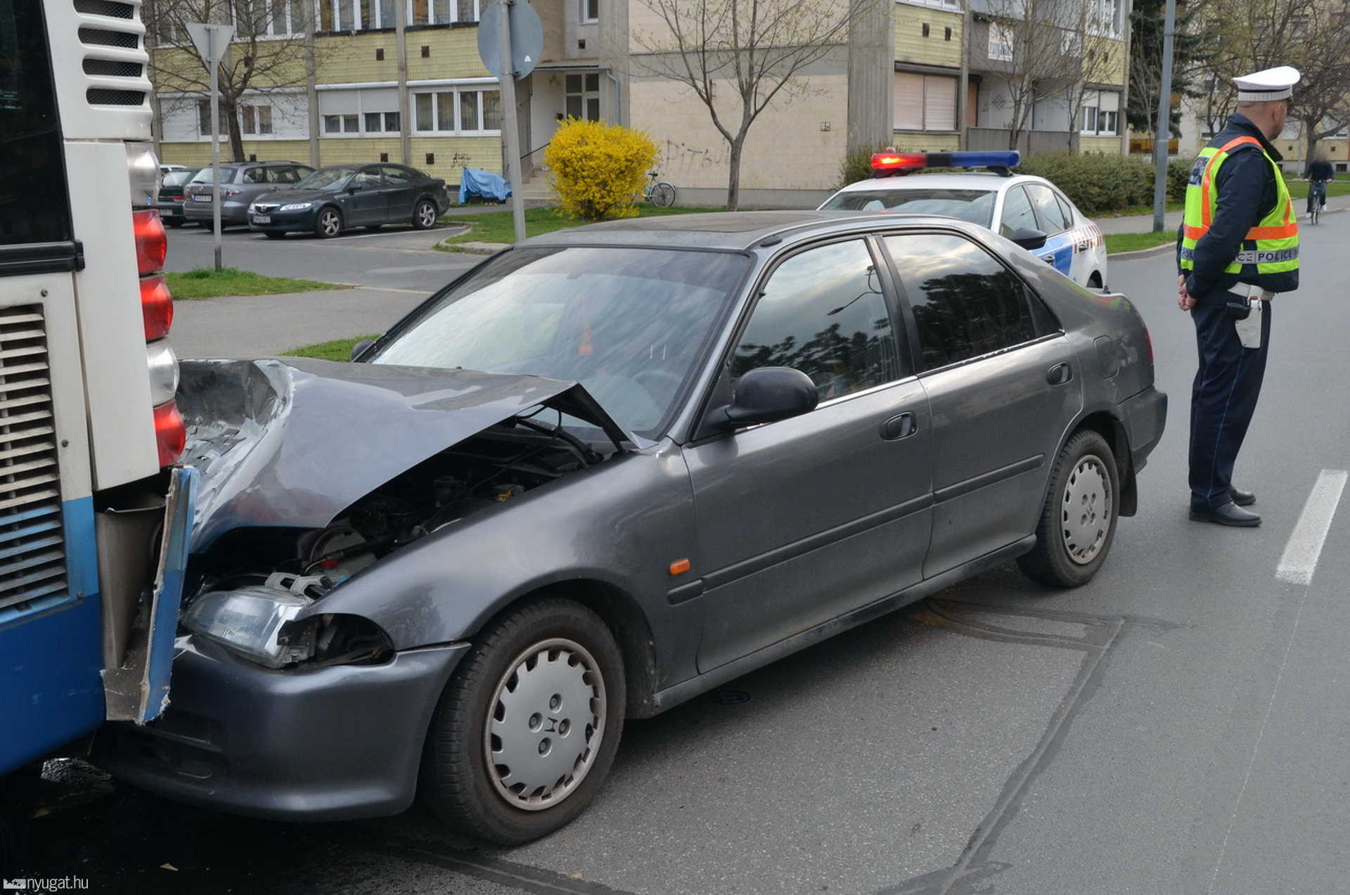 Álló busznak hajtott egy Honda Szombathelyen