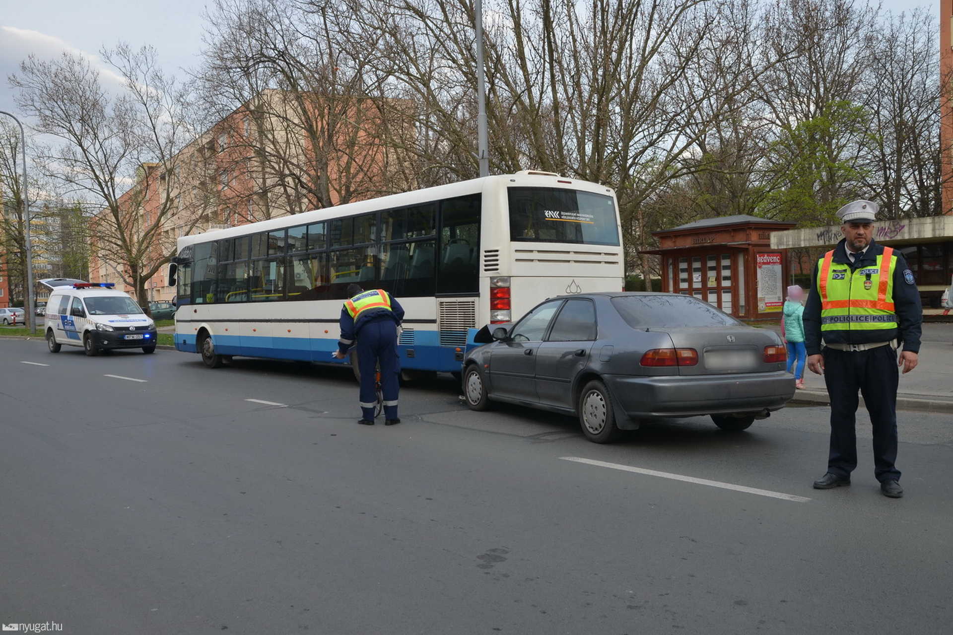 Álló busznak hajtott egy Honda Szombathelyen