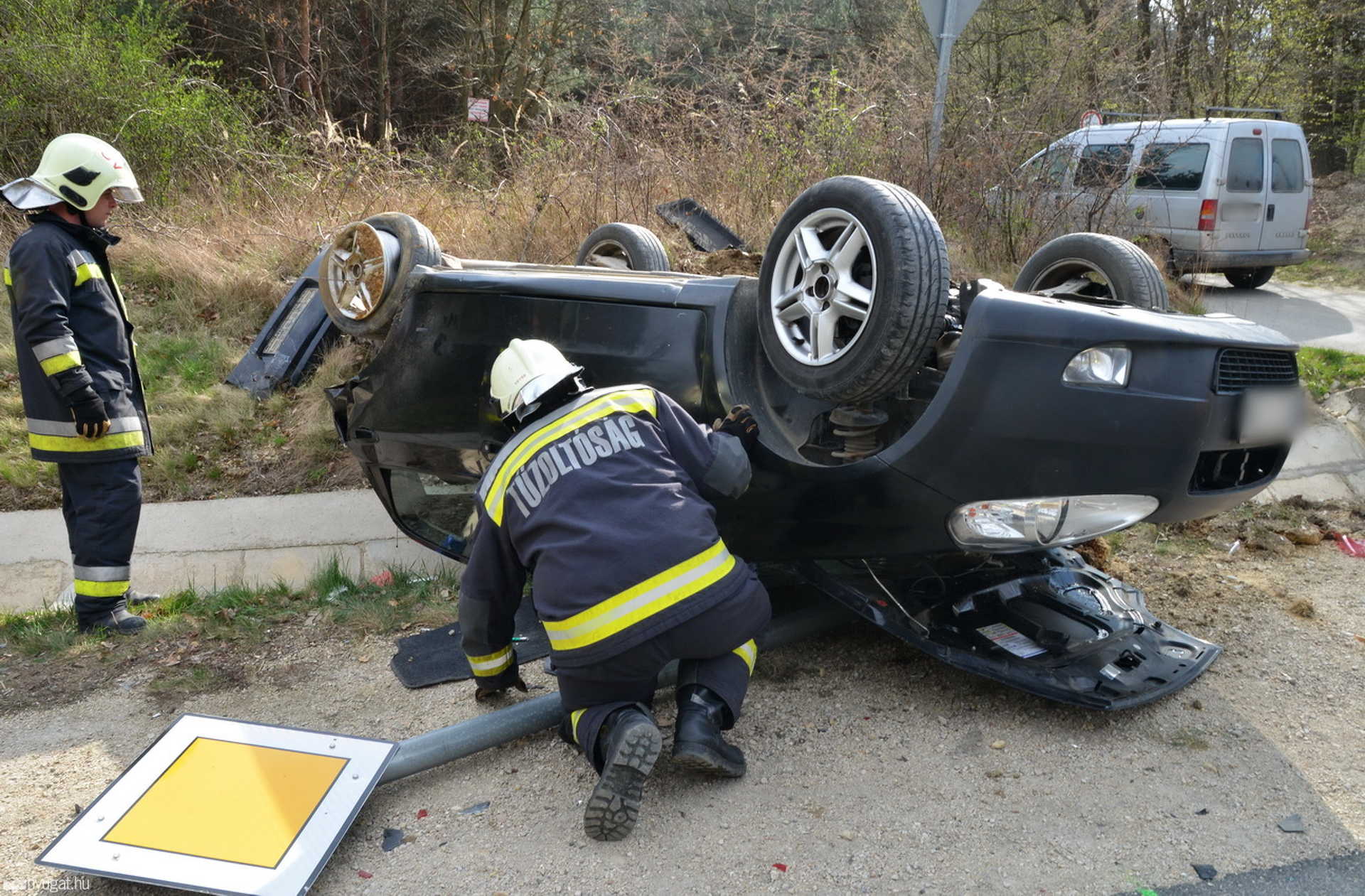 Árokba lökte az előtte haladó Fiatot egy Peugeot a 88-as főúton	