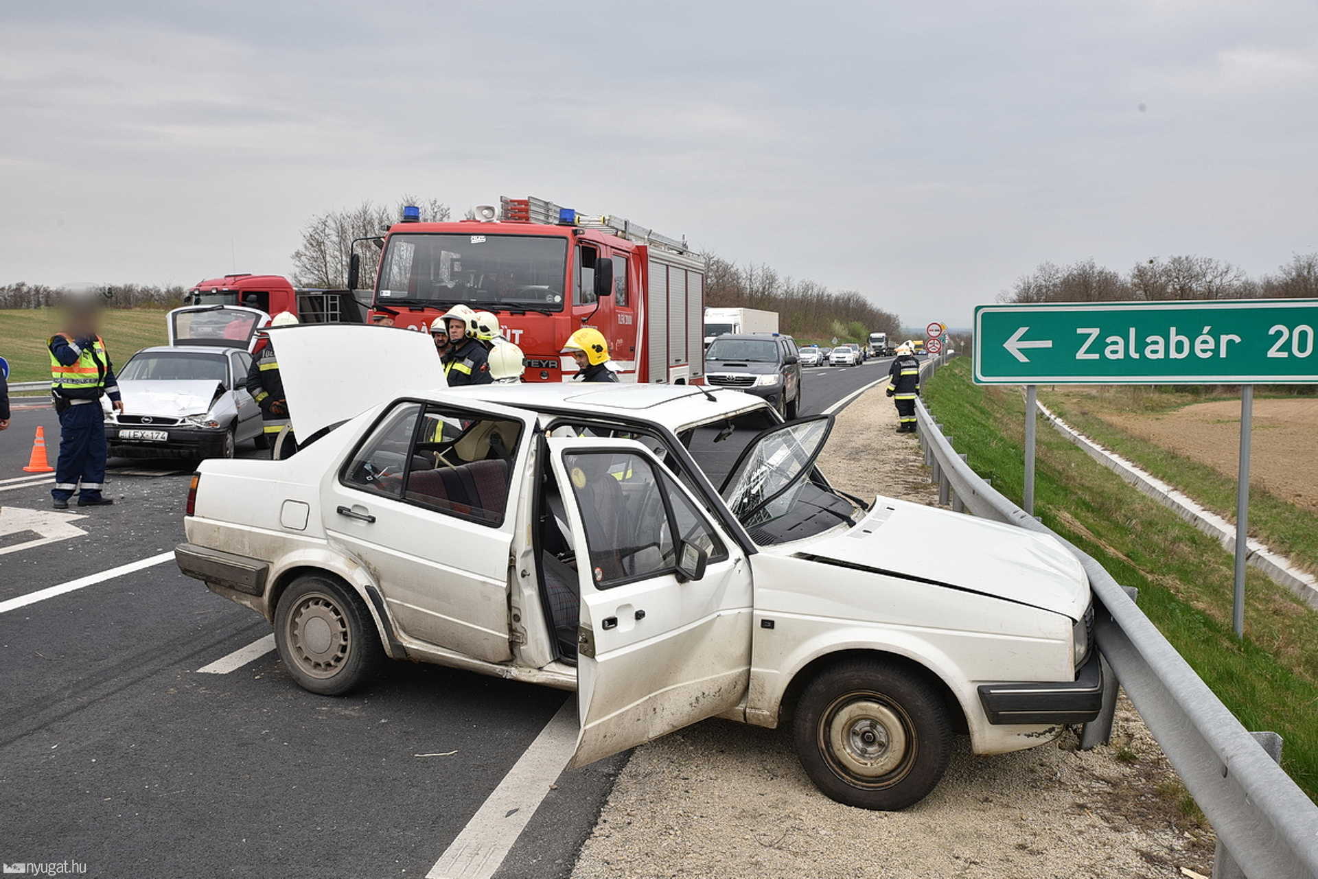 Két súlyos sérült a 8-as főúton, a zalabéri leágazónál - Opel elé hajtott egy VW