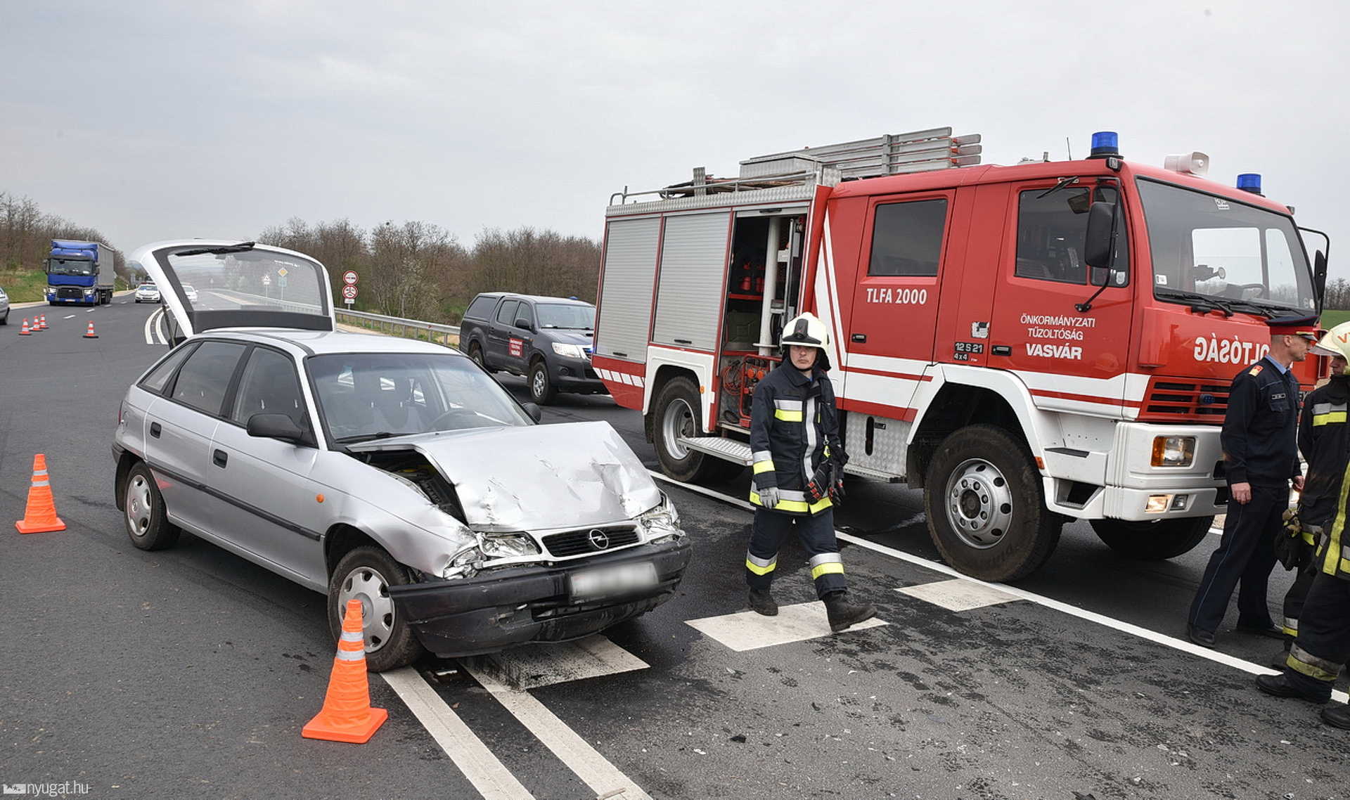 Két súlyos sérült a 8-as főúton, a zalabéri leágazónál - Opel elé hajtott egy VW