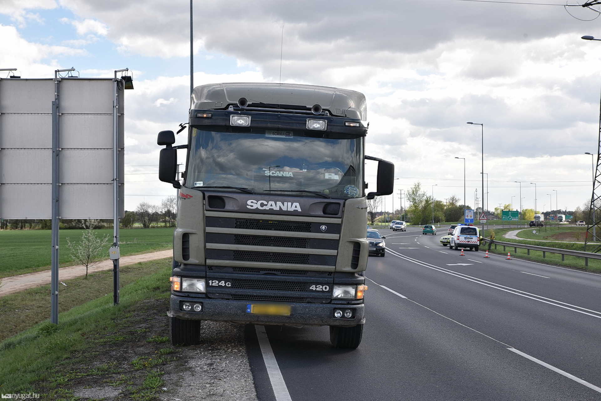 Kamion forgatta meg a Daewoot a 86-os és 87-es közös szakaszán