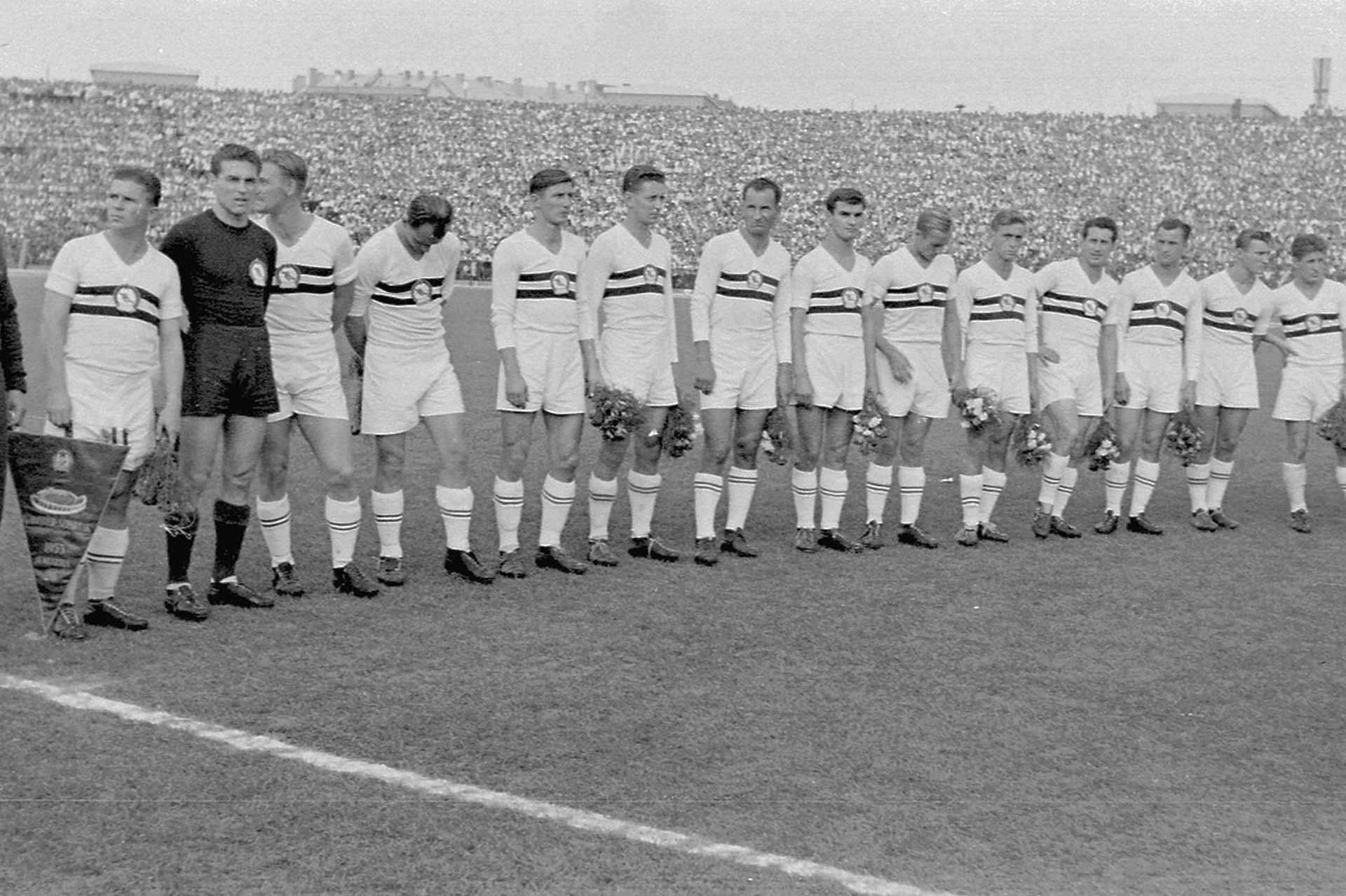 Népstadion, a Budapesti Honvéd csapata az 1953. augusztus 20-i megnyitónapi meccs előtt