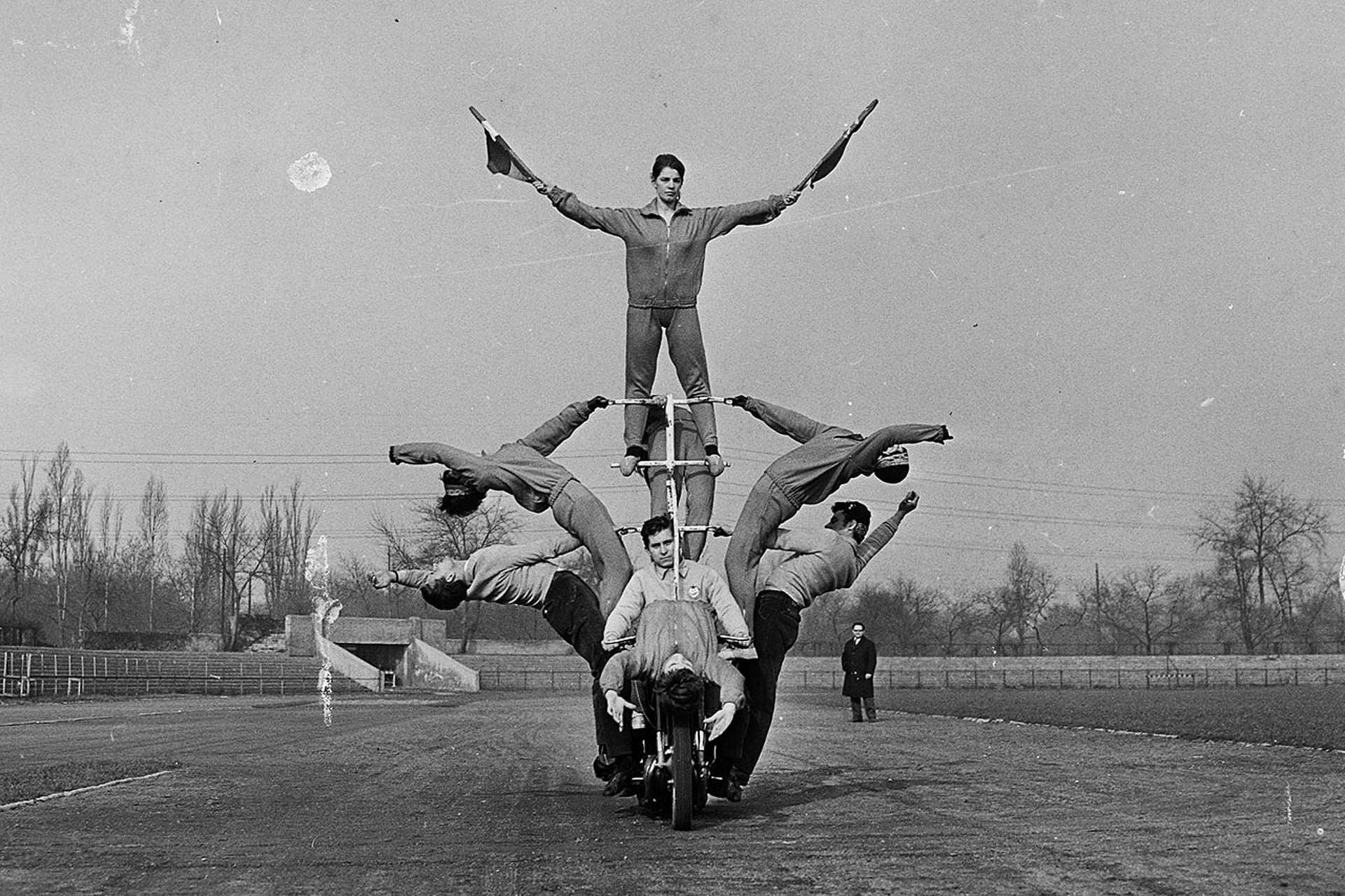 Népliget, Építők pálya, motoros akrobaták, 1965.