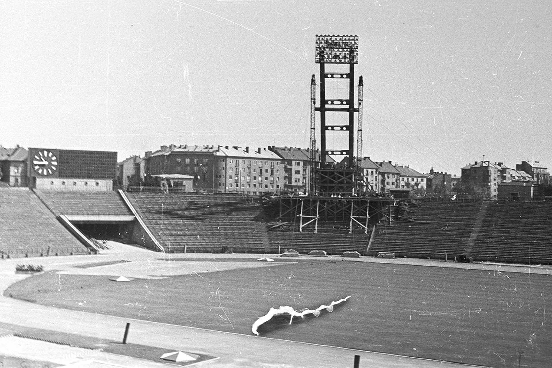 Népstadion, épül a négy reflektorállvány (zsiráf) egyike, 1959.