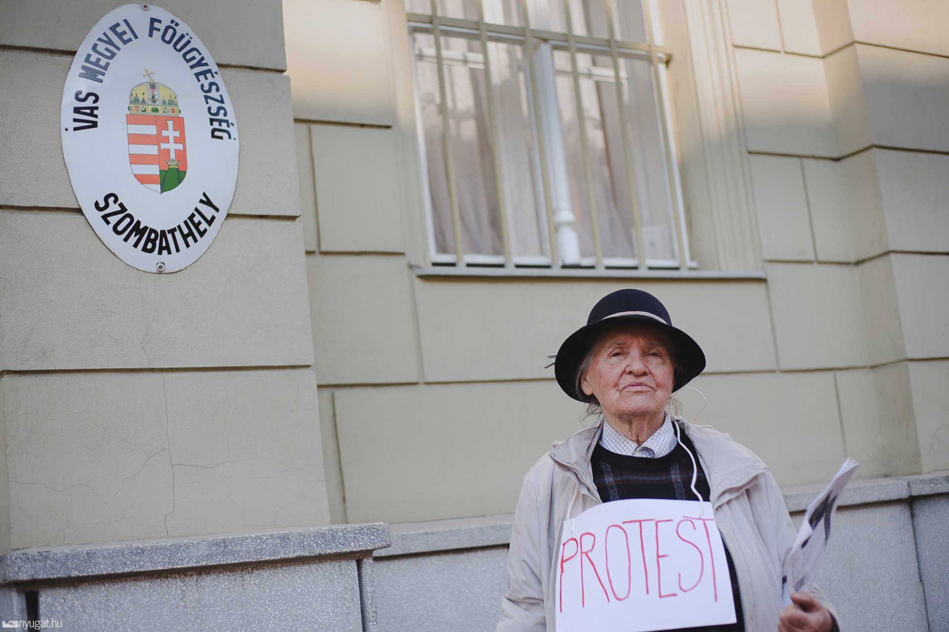 Demonstráló hölgy a bíróság előtt