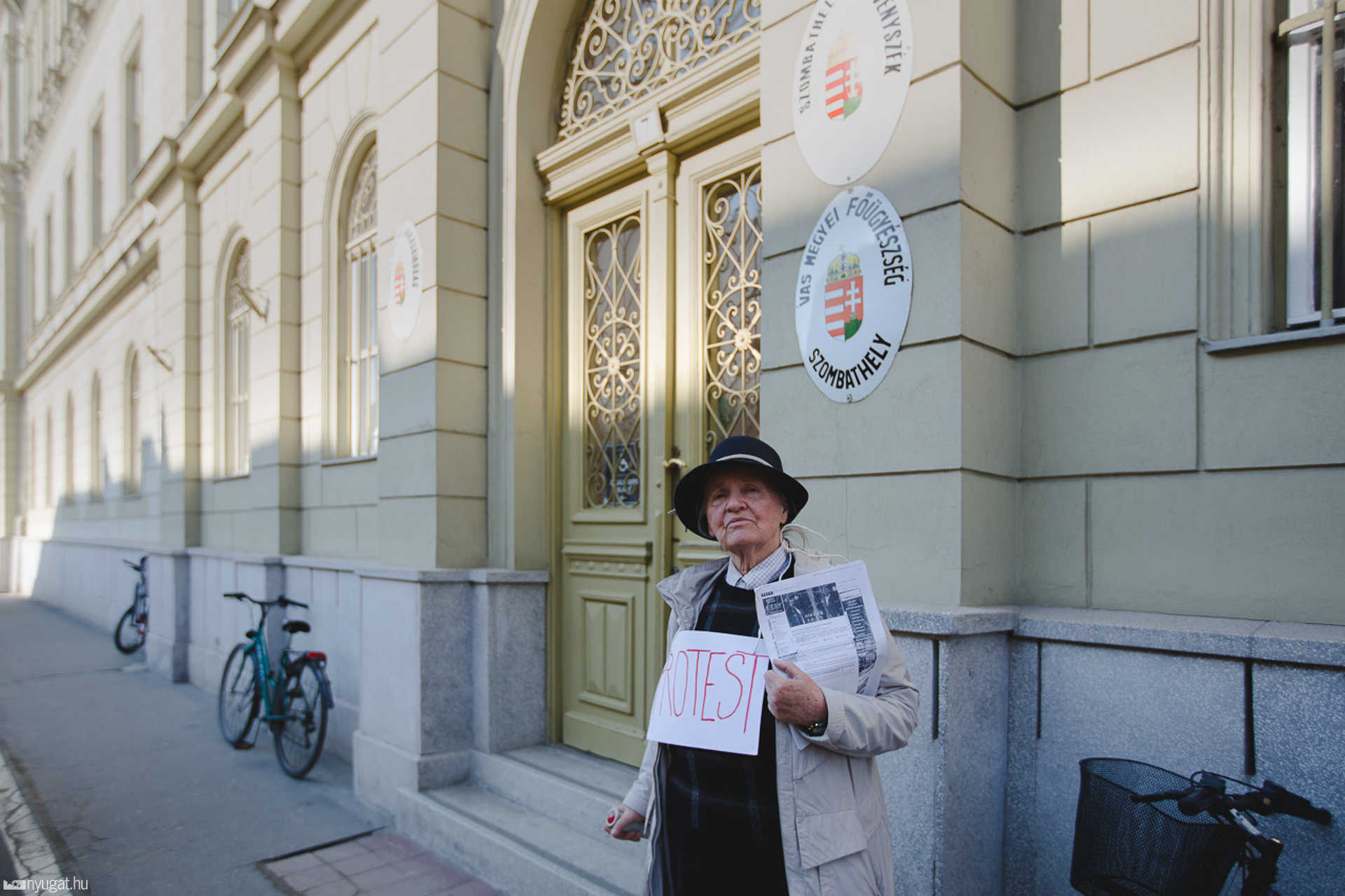 Demonstráló hölgy a bíróság előtt