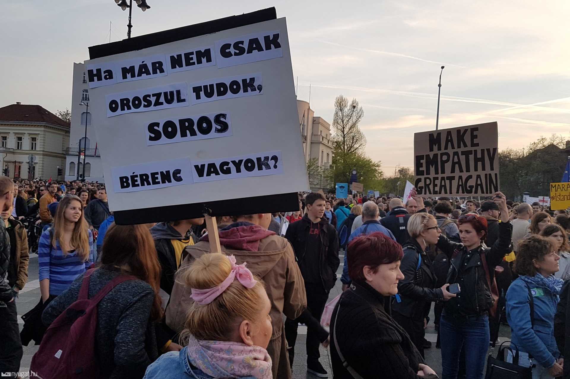 Transzparensek a budapesti tüntetésről