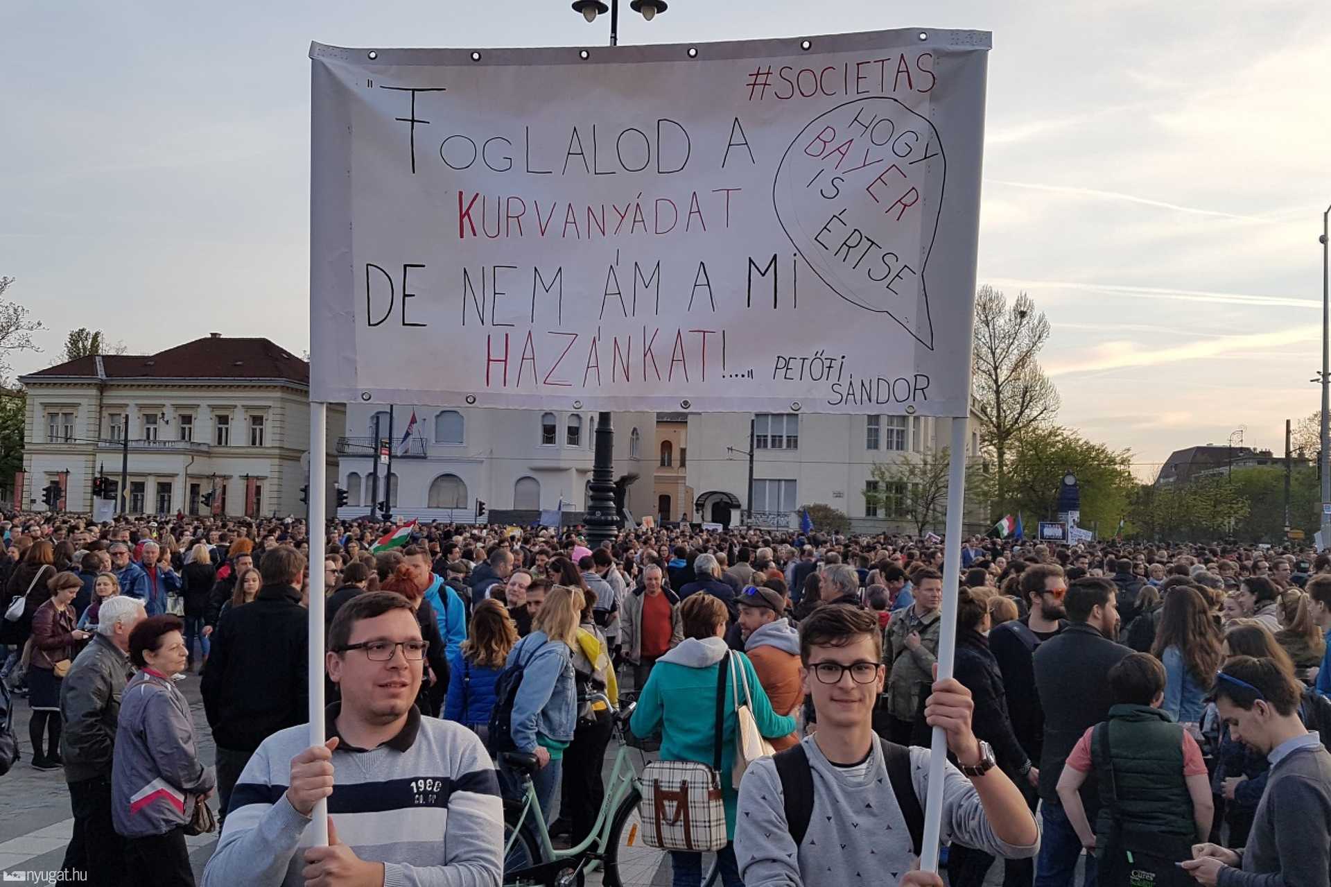 Transzparensek a budapesti tüntetésről