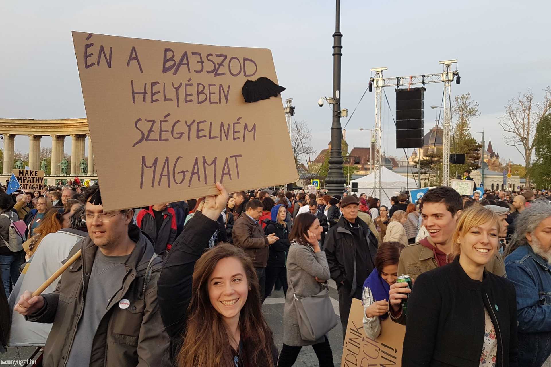 Transzparensek a budapesti tüntetésről