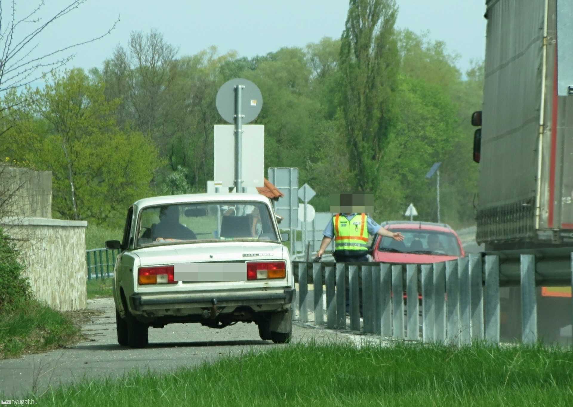 Idős sofőr hajtott ki egy kamion elé Nádasdnál