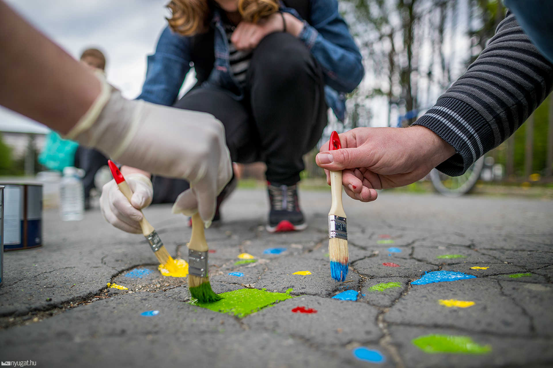Járdát festett a Kétfarkú Kutya Párt az Ady téren