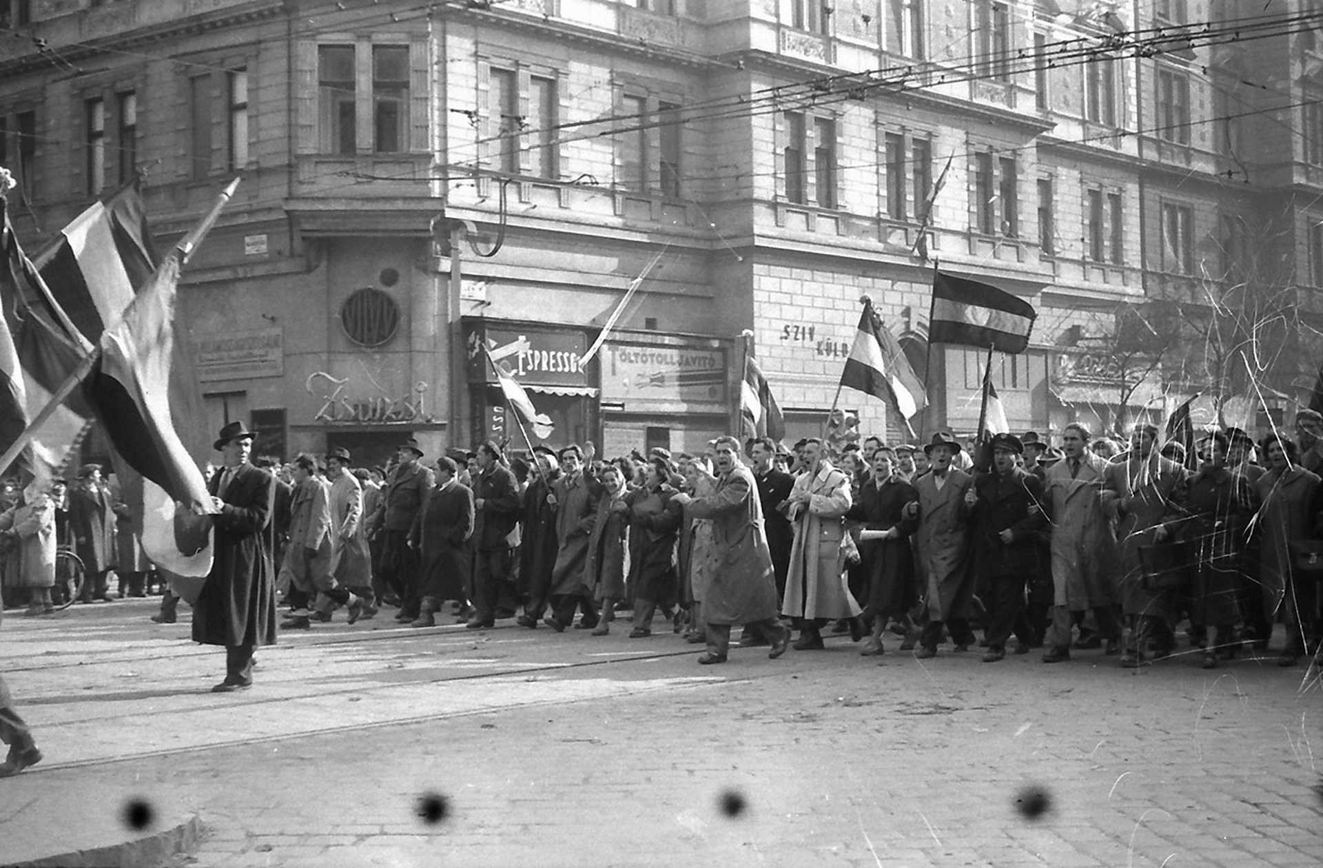 Erzsébet (Lenin) körút a Király (Majakovszkíj) utca felől nézve, 1956.