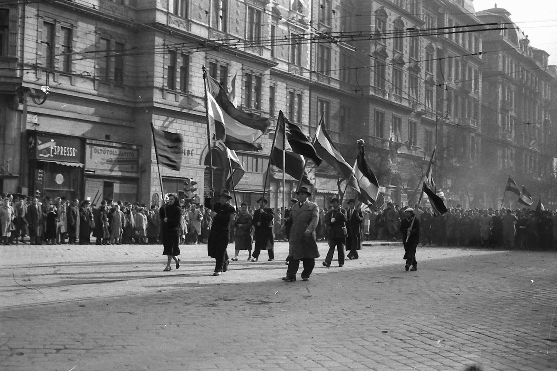 Erzsébet (Lenin) körút a Király (Majakovszkíj) utca felől nézve, 1956.
