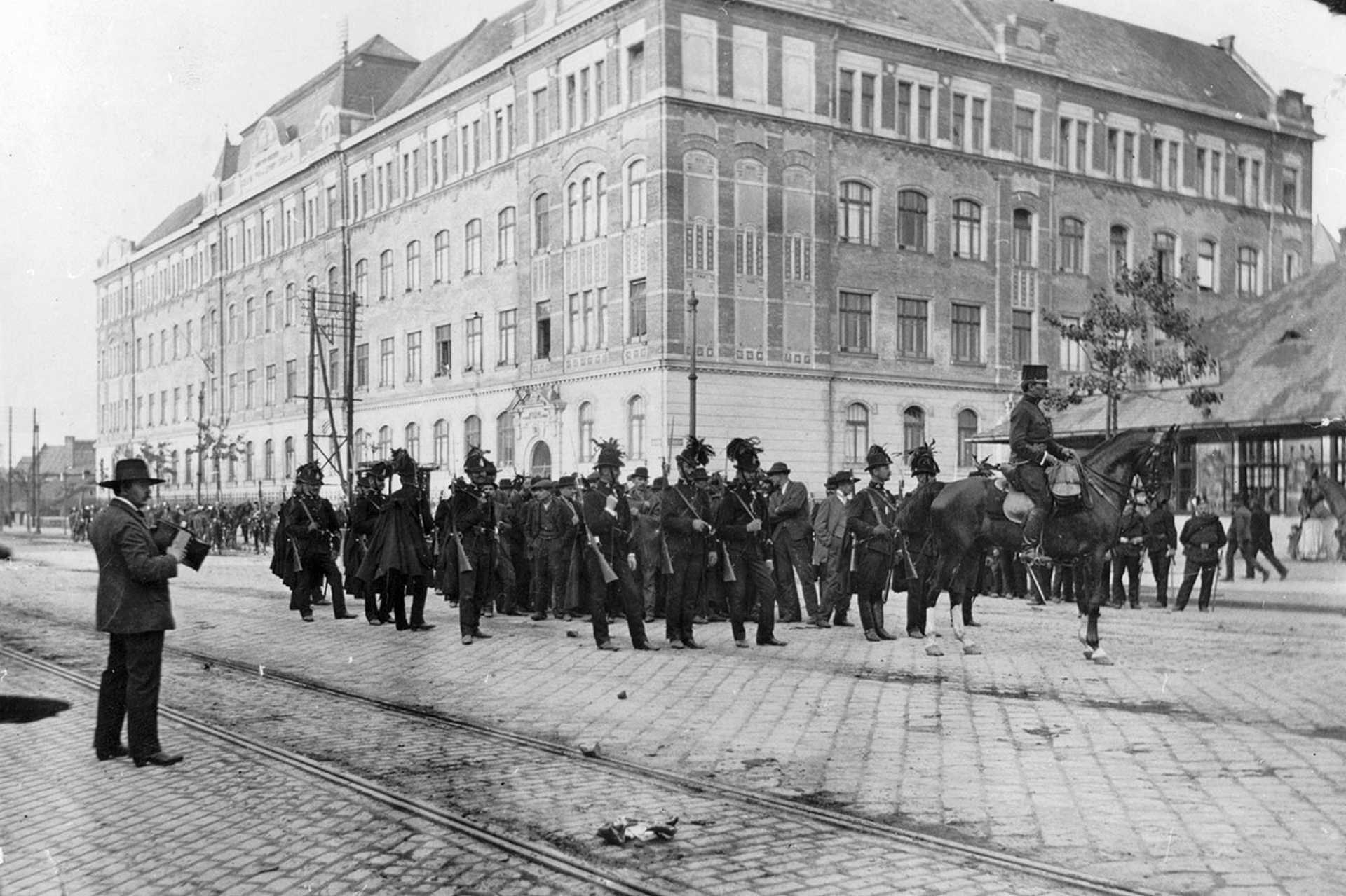 A Váci úti elemi iskola. Előtérben csendőrök őrzik a Vérvörös csütörtökön elfogott tüntetőket, 1912.