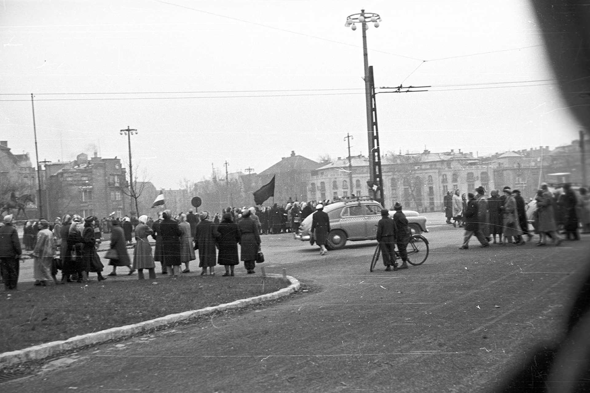 Hősök tere a Műjégpálya felől nézve. Nőtüntetés, 1956. december 4.