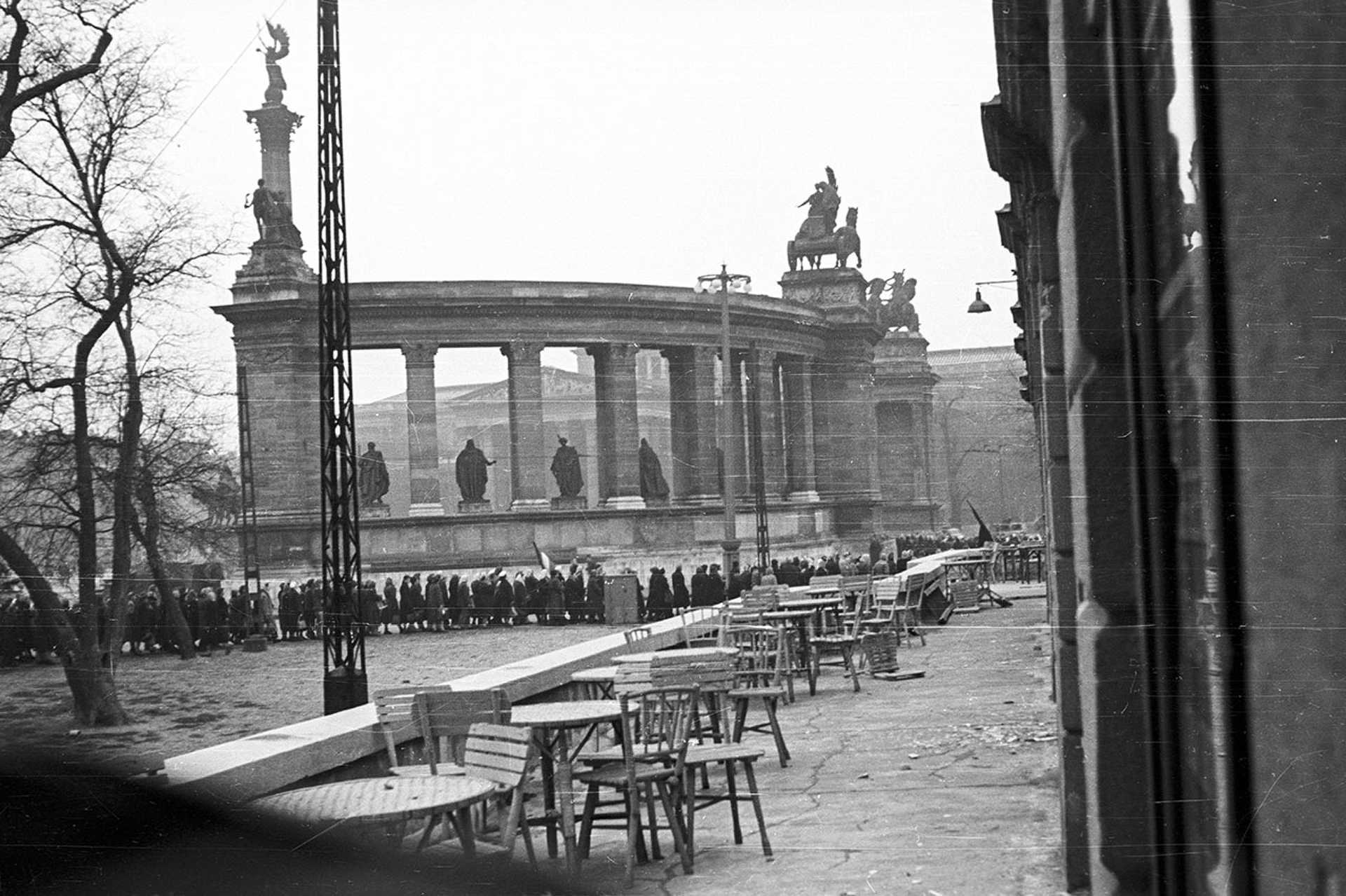 Hősök tere a Műjégpálya felől nézve. Nőtüntetés, 1956. december 4.
