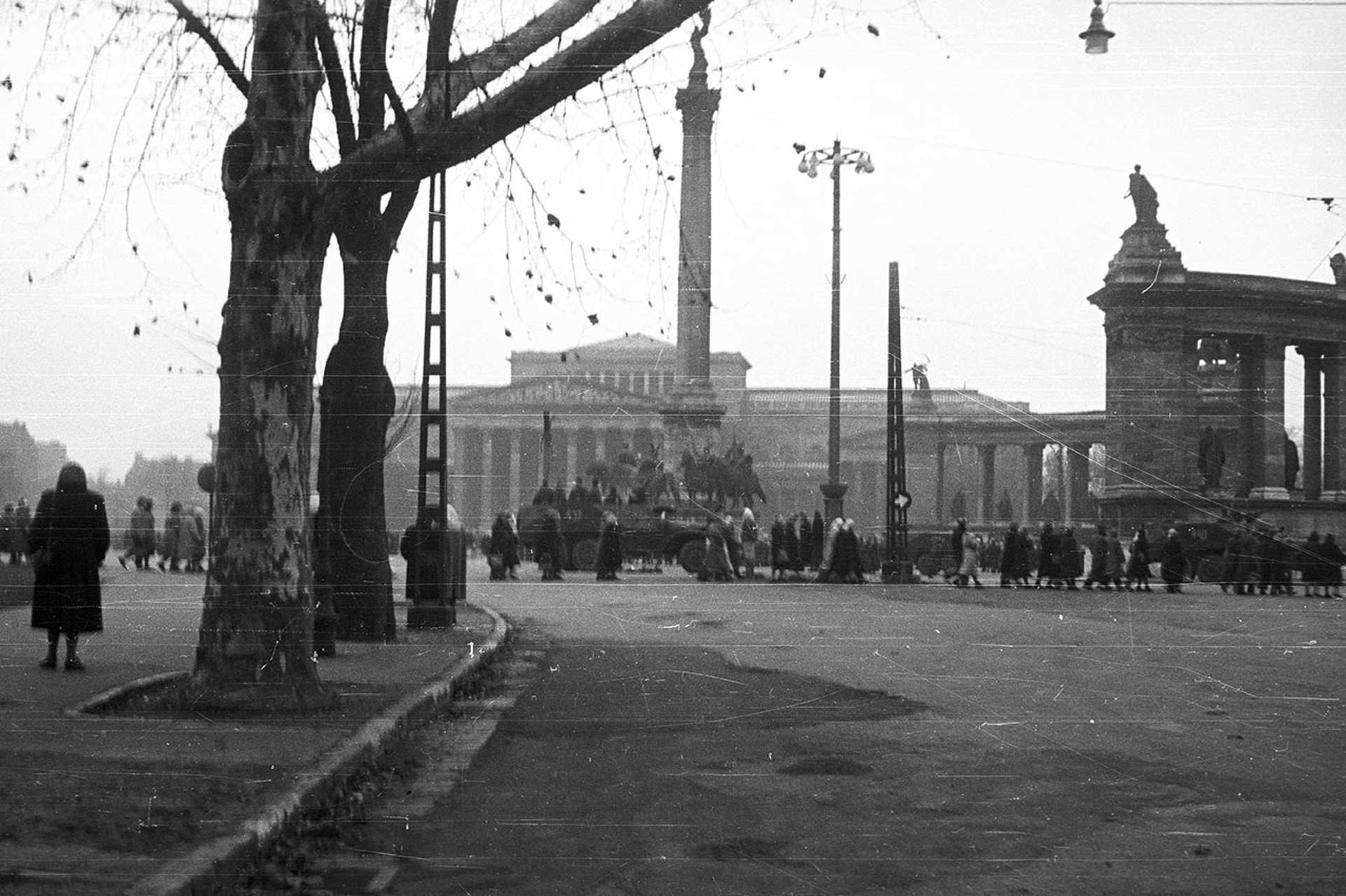 Hősök tere a Műjégpálya felől nézve. Nőtüntetés, 1956. december 4.
