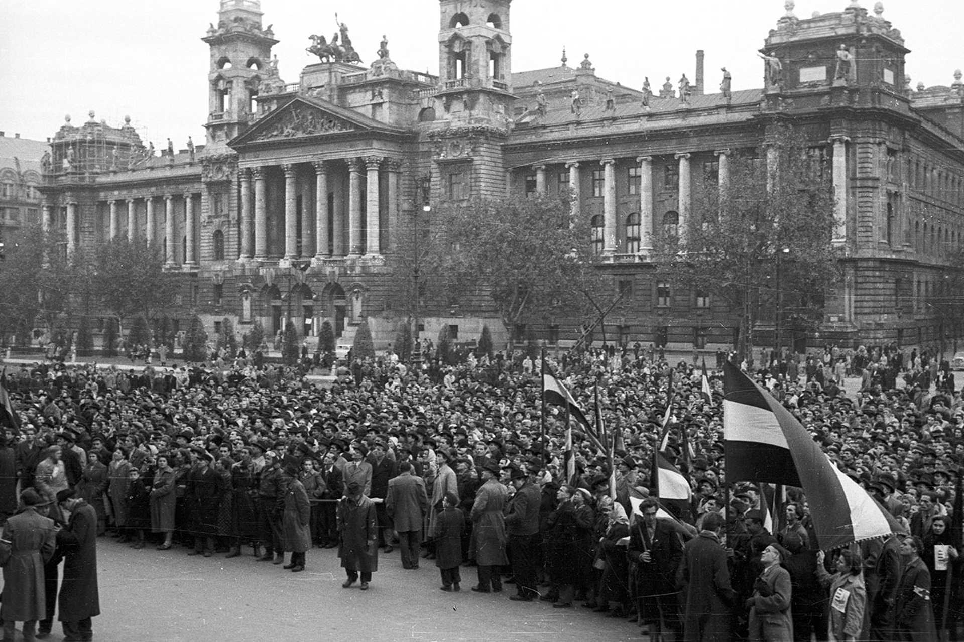 Kossuth Lajos tér, a Munkásmozgalmi Intézet (egykor Kúria, ma Néprajzi Múzeum) épülete, 1956.